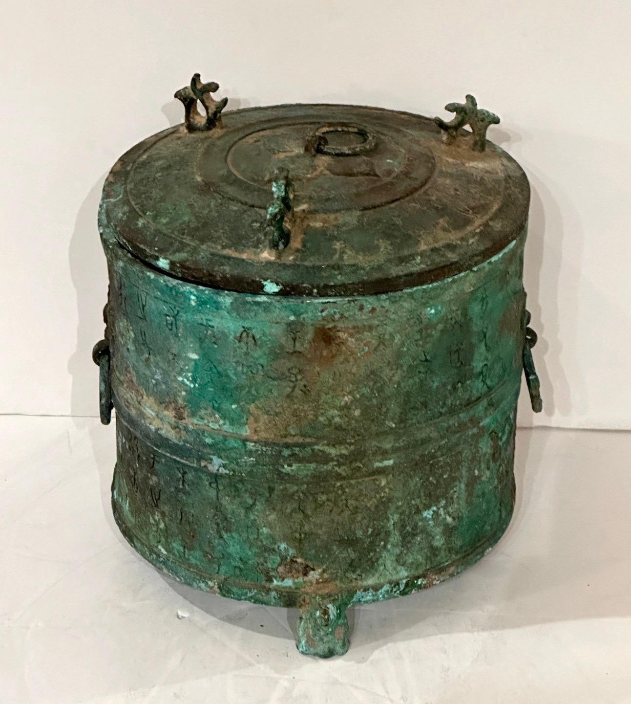 Vaso coperto in stile dinastia Han.  Il vaso in bronzo fuso patinato presenta caratteri cinesi.  Il vaso poggia su 3 gambe.  Parte superiore ad anelli e anelli laterali.