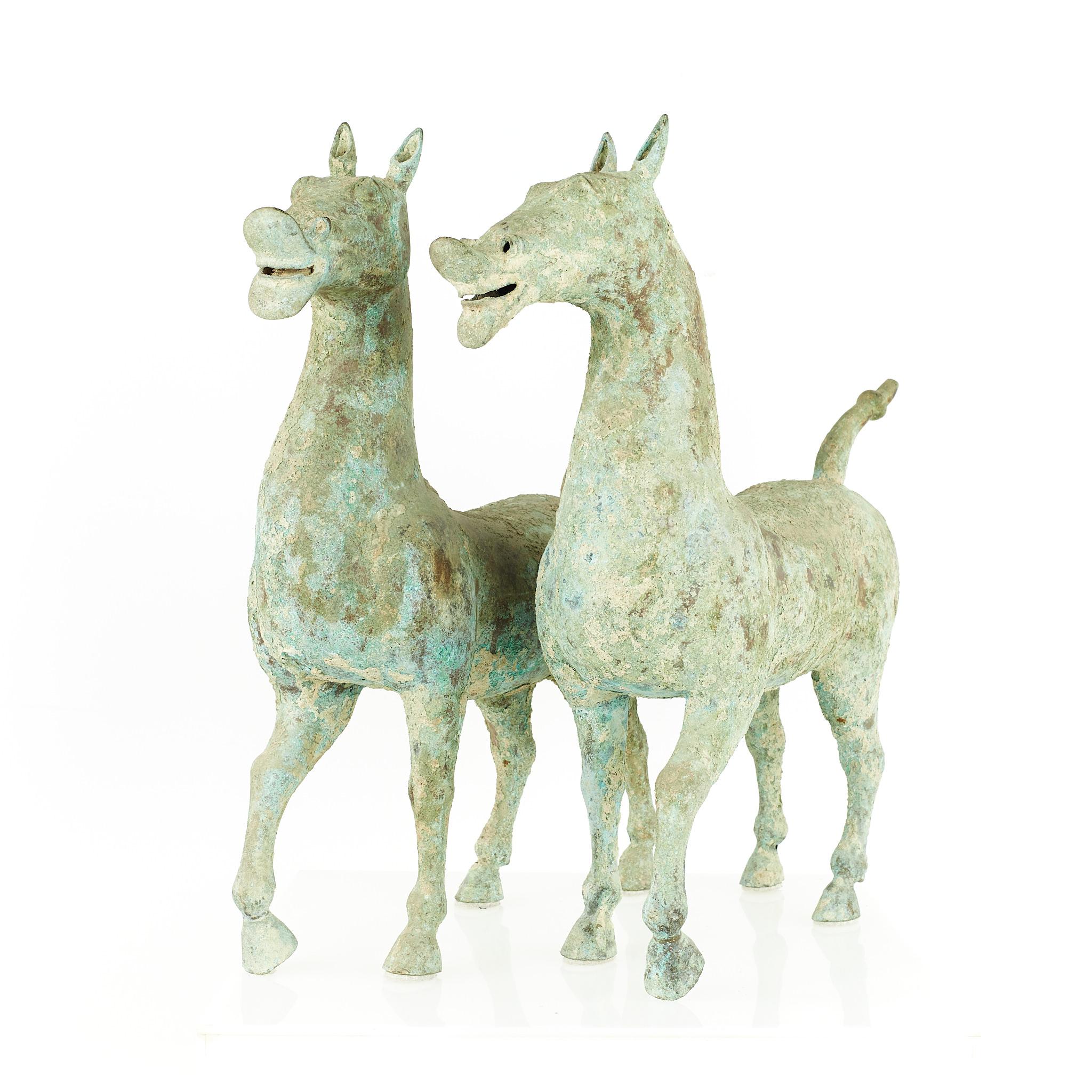 Paar Terrakotta-Pferde im Stil der Han-Dynastie aus der Mitte des Jahrhunderts (Moderne der Mitte des Jahrhunderts) im Angebot