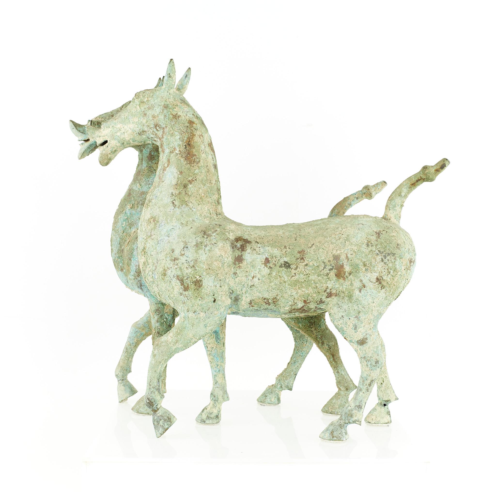 Paar Terrakotta-Pferde im Stil der Han-Dynastie aus der Mitte des Jahrhunderts (amerikanisch) im Angebot