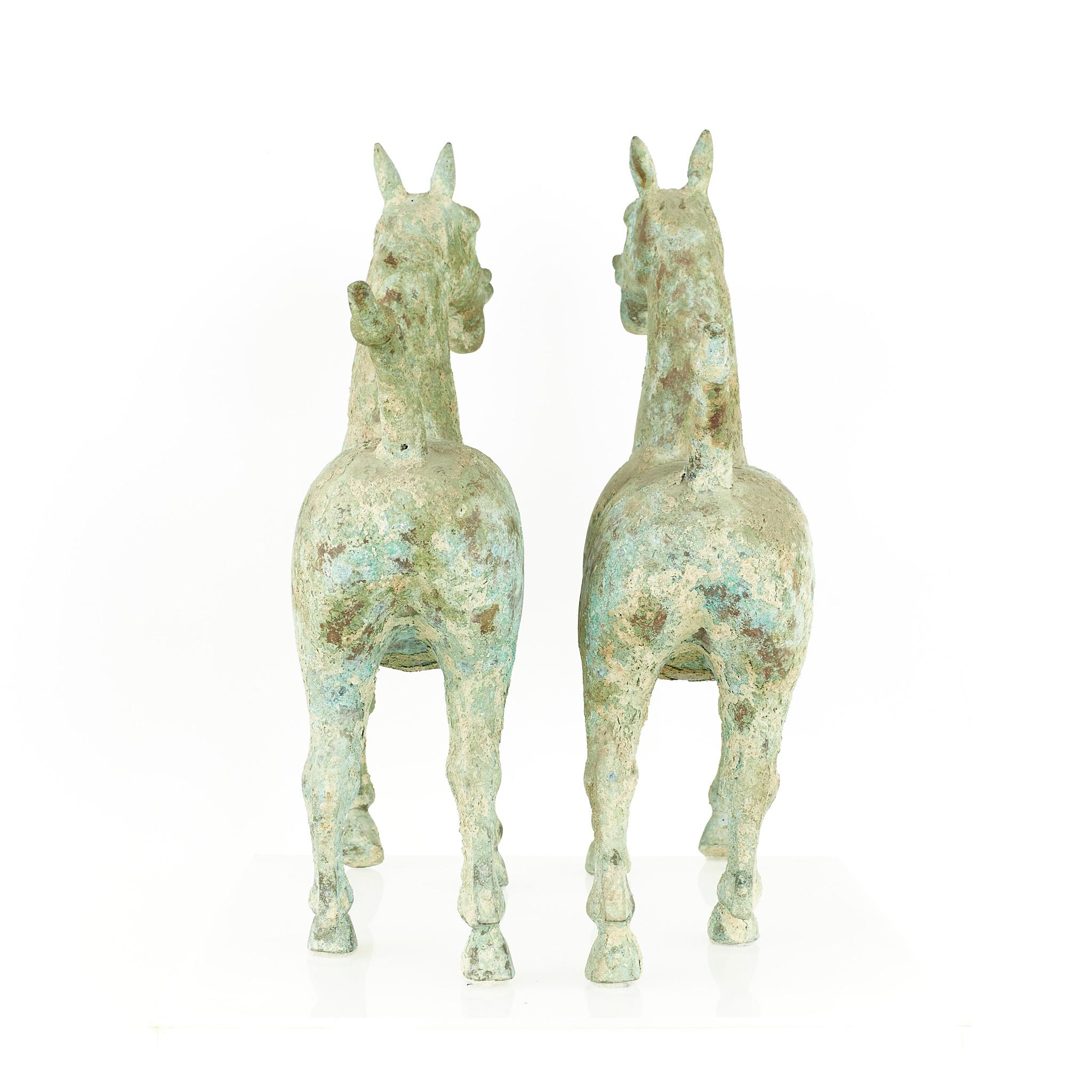 Paar Terrakotta-Pferde im Stil der Han-Dynastie aus der Mitte des Jahrhunderts im Zustand „Gut“ im Angebot in Countryside, IL