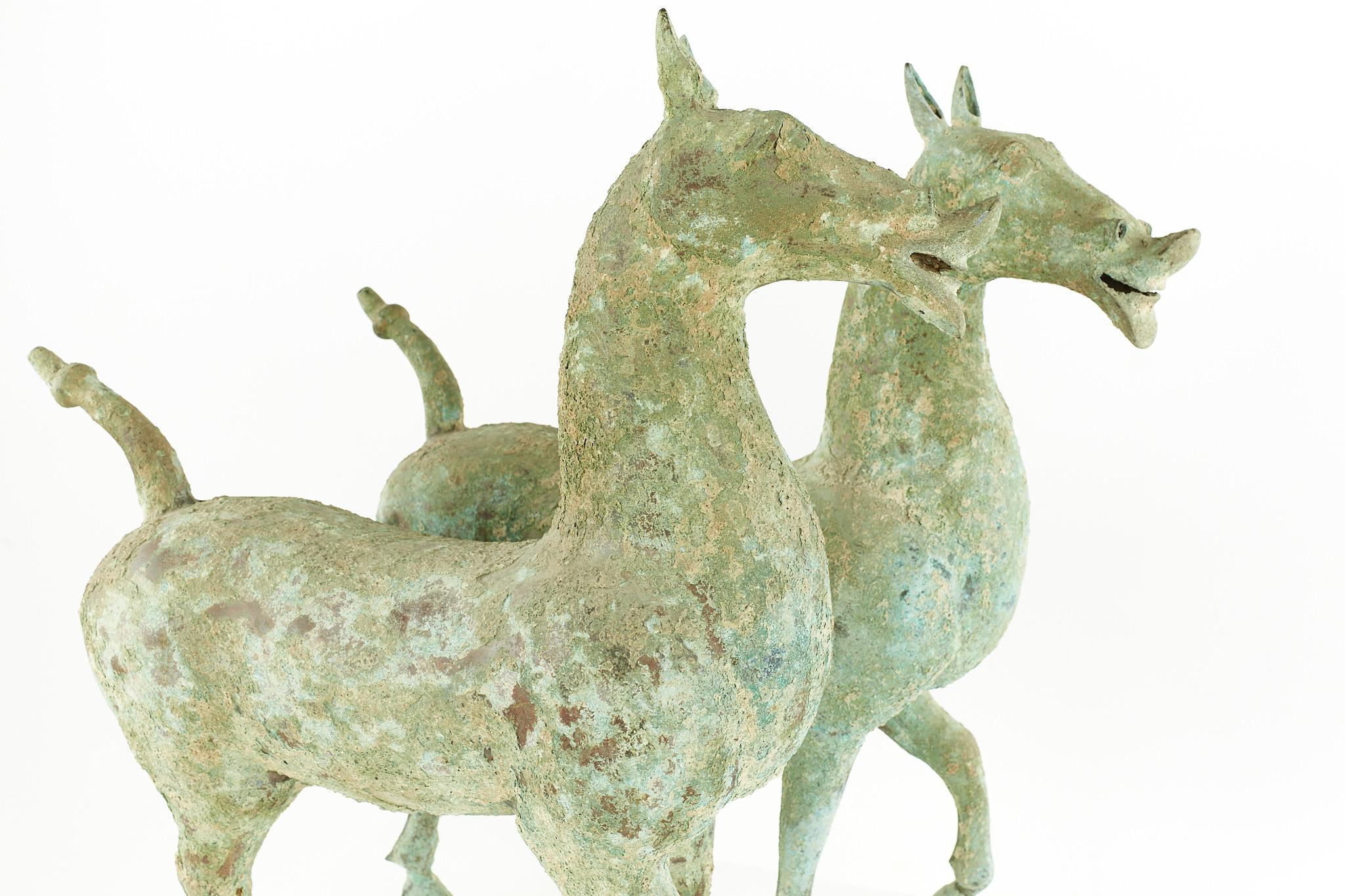 Paar Terrakotta-Pferde im Stil der Han-Dynastie aus der Mitte des Jahrhunderts im Angebot 1