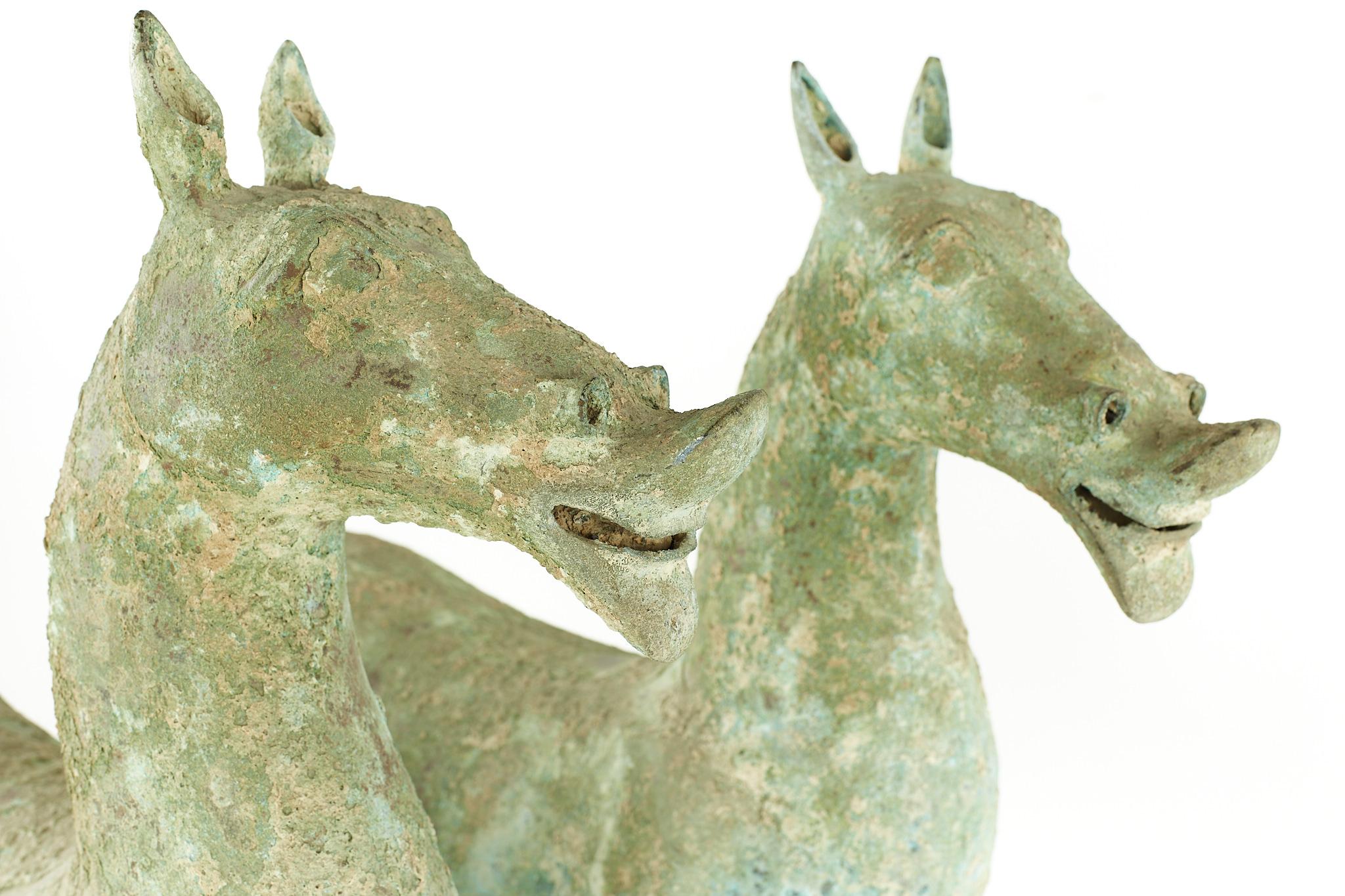 Paar Terrakotta-Pferde im Stil der Han-Dynastie aus der Mitte des Jahrhunderts im Angebot 3