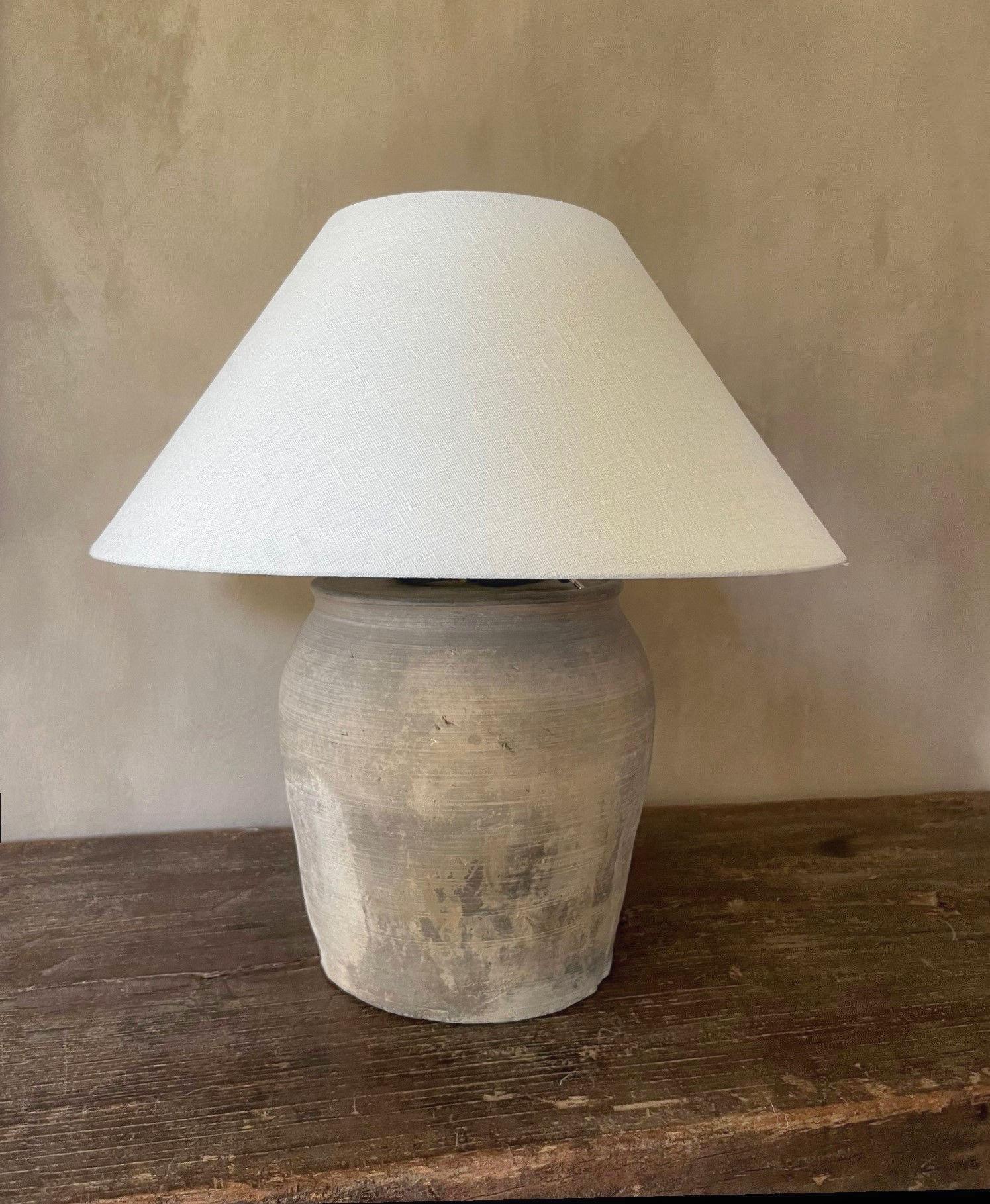 Eine zu einer Tischlampe umfunktionierte Vase im chinesischen Han-Stil. Hergestellt aus unglasiertem grauen Steingut in Form eines Topfes mit dezentem ringförmigen Dekor. Diese Vase hat eine tolle, unberührte Patina ohne Risse oder Restaurierungen. 