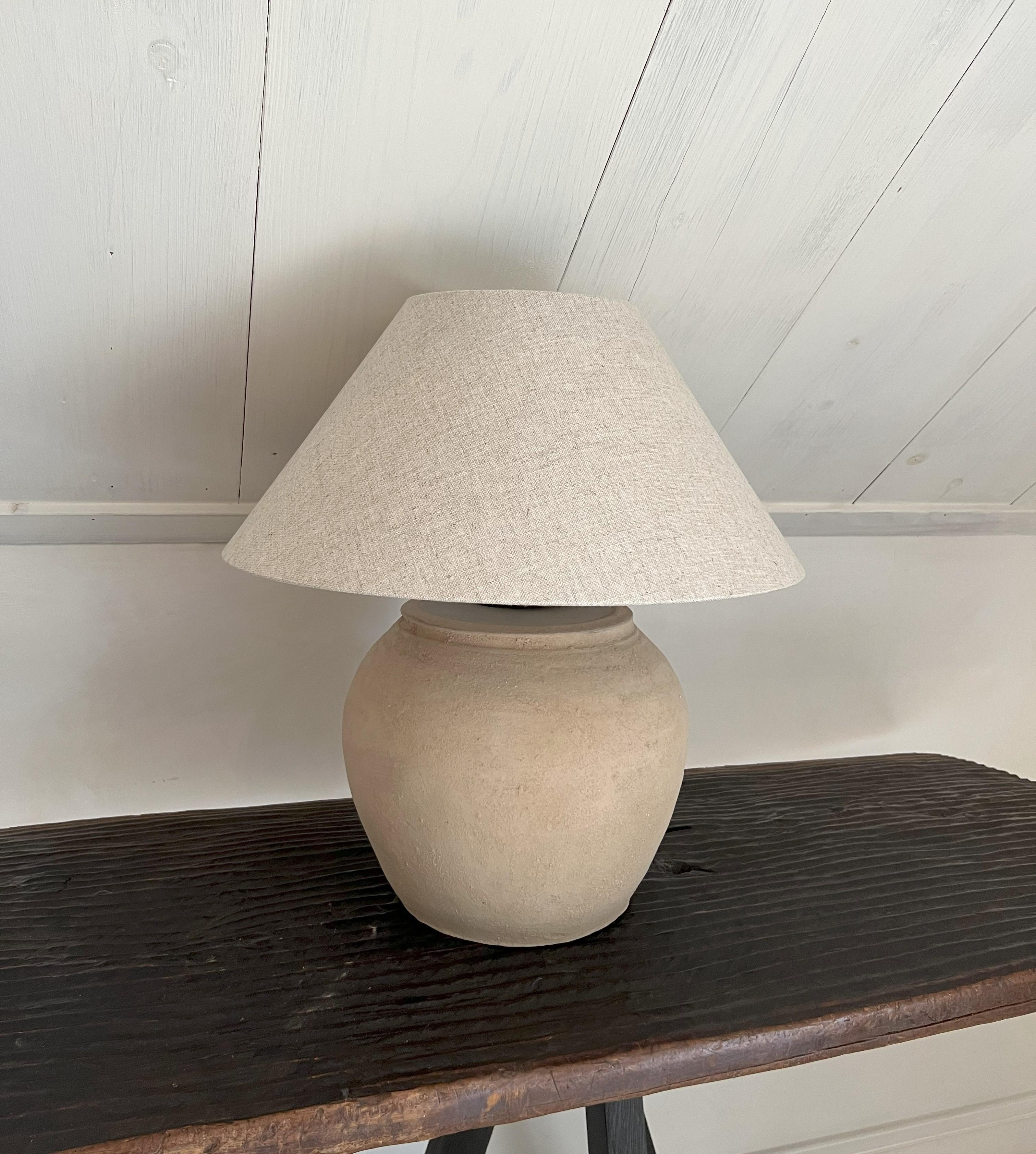 Han Style Sandcolor Vase Table Lamp In Good Condition For Sale In Vosselaar, BE