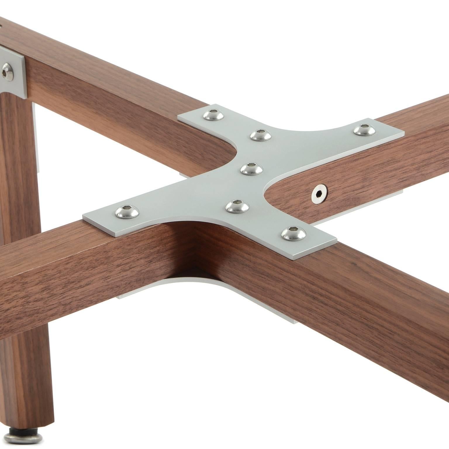 Moderne Table basse industrielle moderne de Peter Harrison. Verre carré, métal, bois en vente