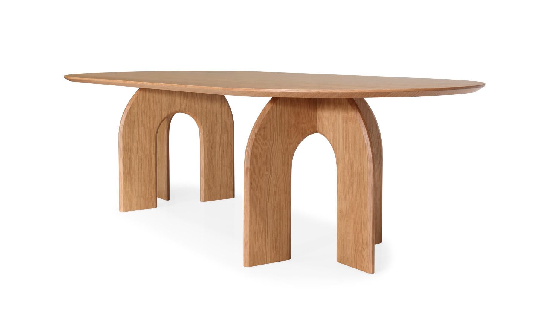 Der Esstisch HANA verbindet Eleganz und Funktionalität mit einem minimalistischen Design, das sich perfekt für eine warme und anspruchsvolle Atmosphäre eignet. Dieses Möbelstück aus Eichenholz besticht durch seine subtile und einladende Ästhetik und