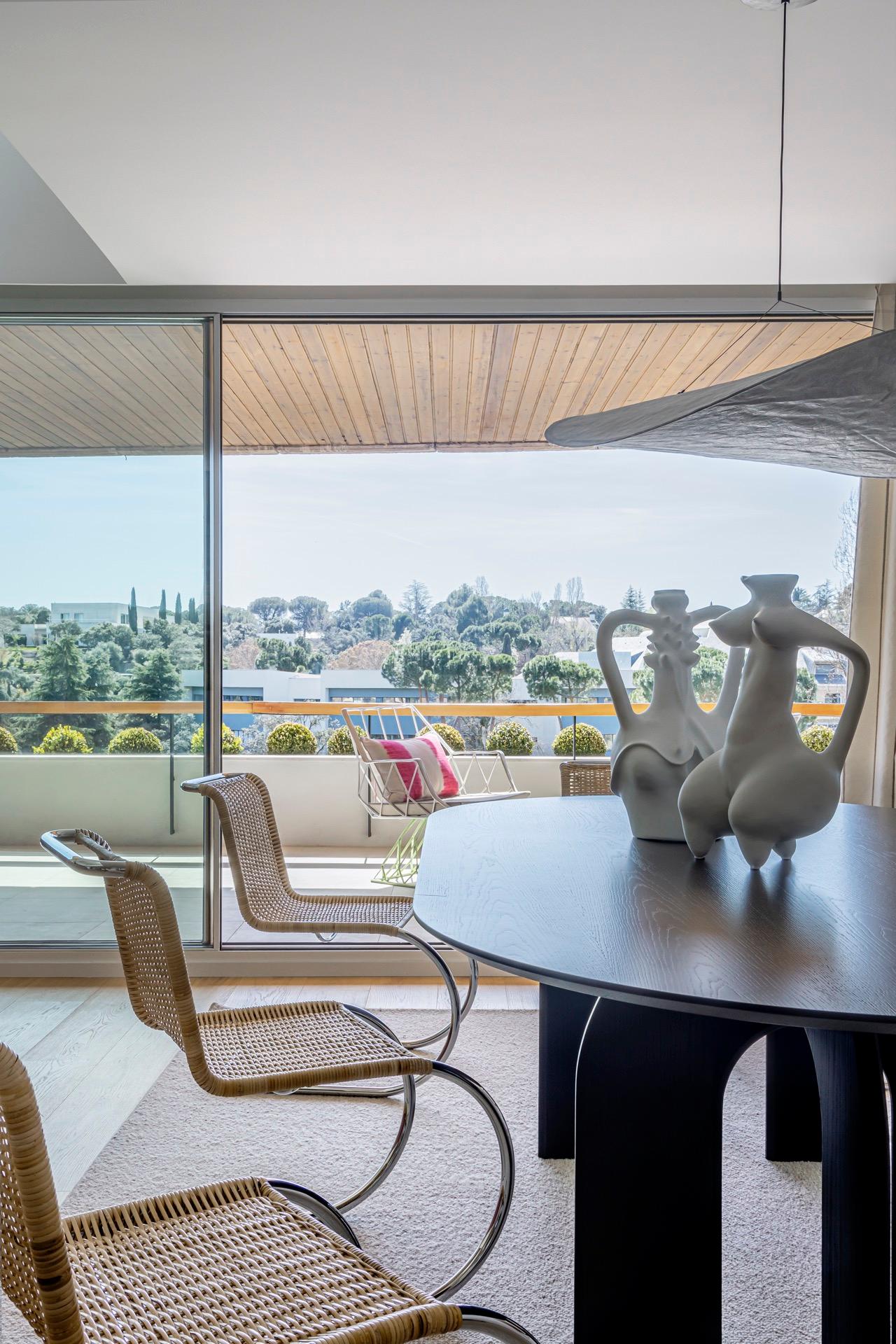 Modern Hana Dining Table: Minimalist Harmony in Oak and Curves For Sale