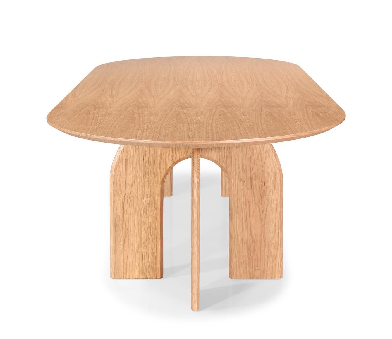 Esstisch Hana: Minimalistische Harmonie aus Eiche und geschwungenen Kurven (Lackiert) im Angebot