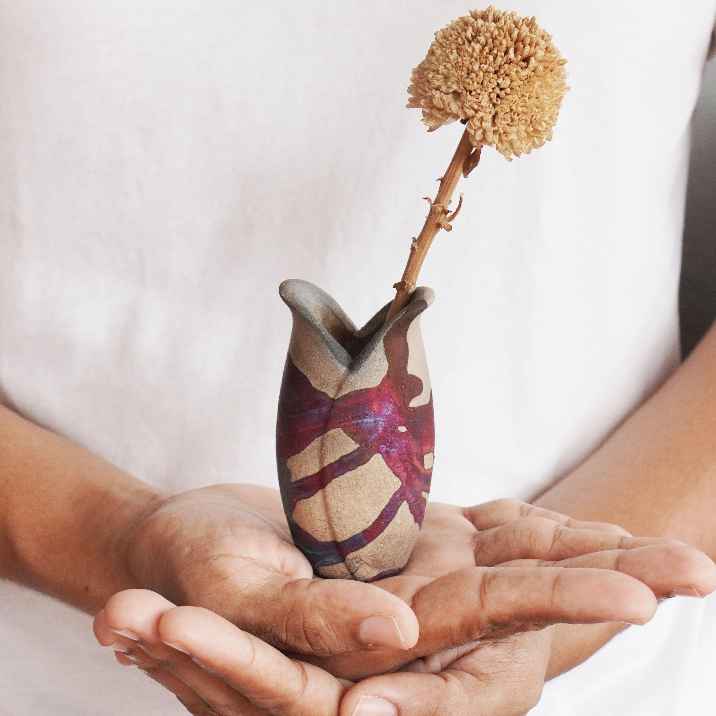 Hana F ~ 花 Flower 

Our Hana F mini raku vase is clay representation of a tulip flower. Two overlapping petals form the body of this mini vase. This vase makes for an adorable gift or a tabletop decorative piece that truly stands out. Each piece is