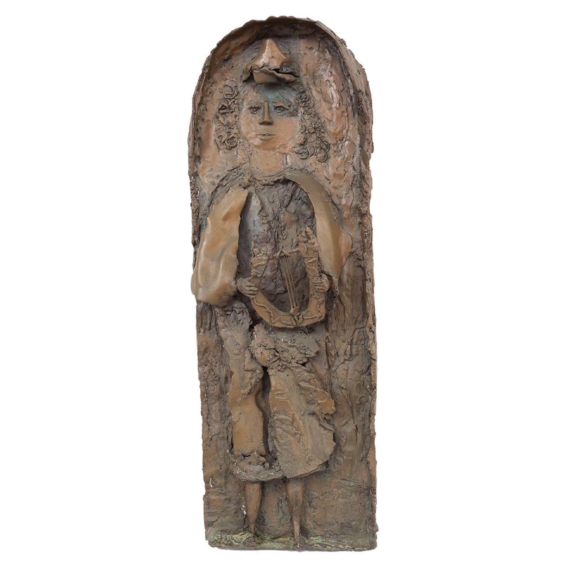 Plaque en bronze lourd, Jeune roi David avec harpe - Sculpture de Hana Geber