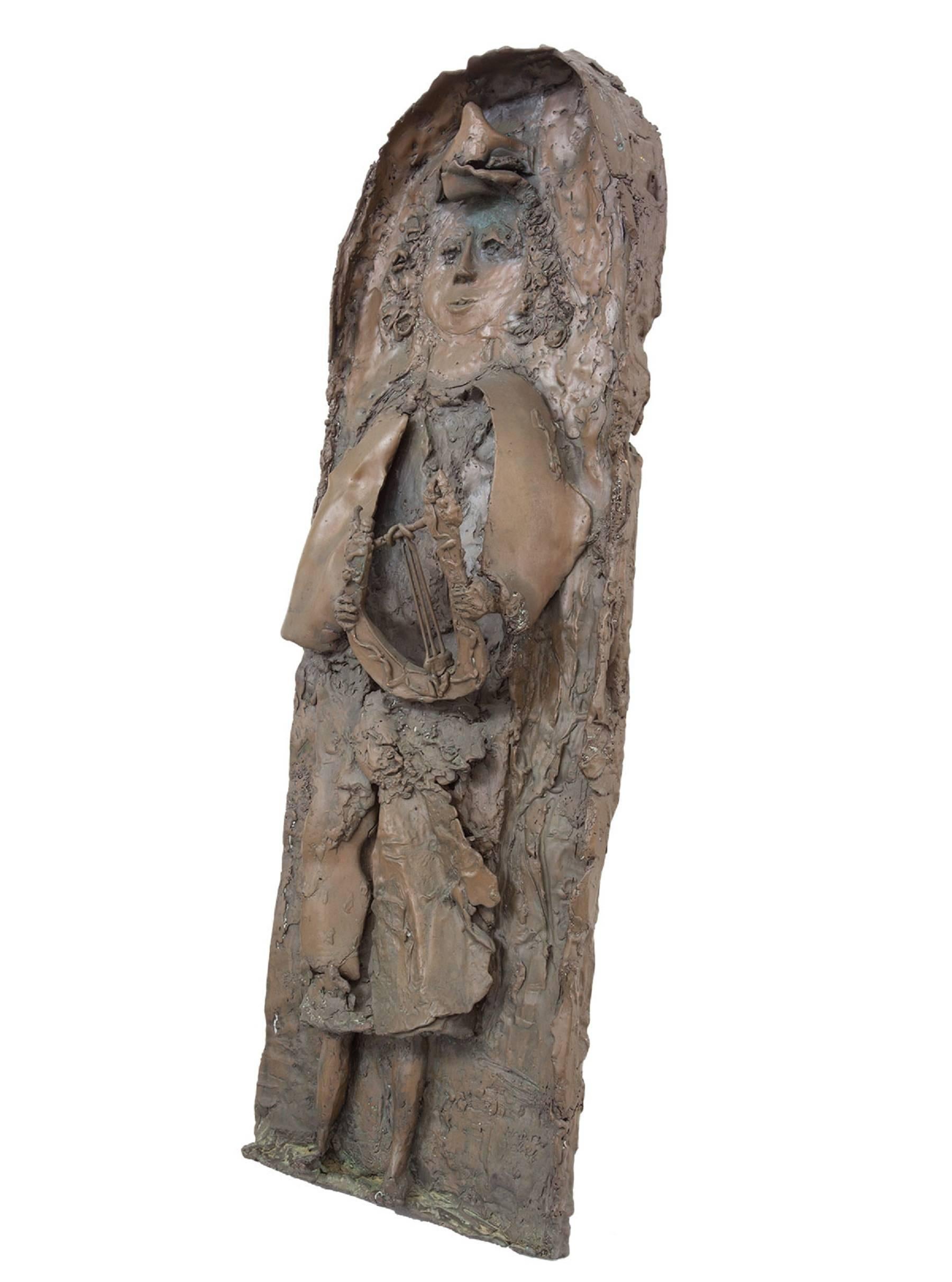 Plaque en bronze lourd, Jeune roi David avec harpe - Moderne Sculpture par Hana Geber
