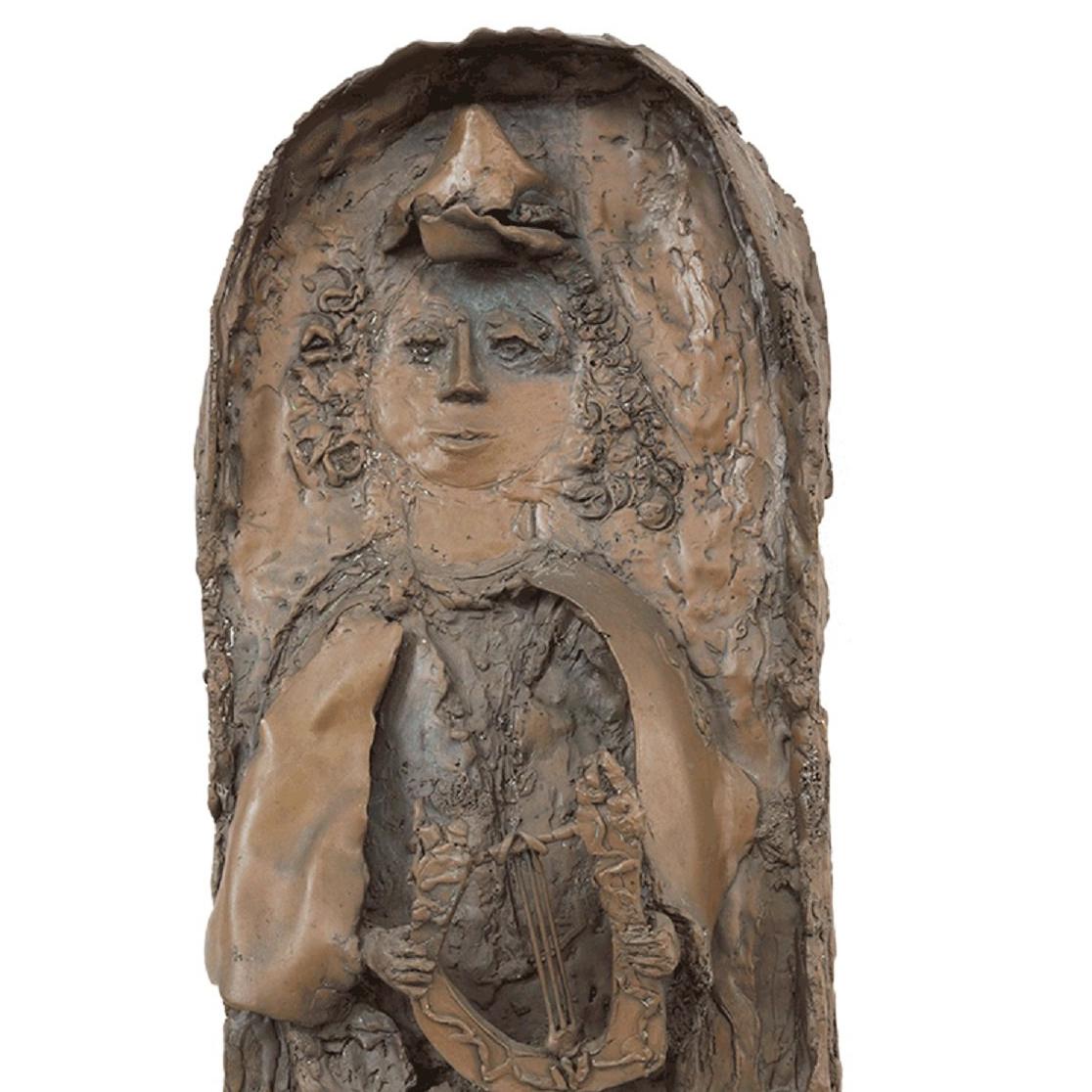 Plaque en bronze lourd, Jeune roi David avec harpe - Or Figurative Sculpture par Hana Geber