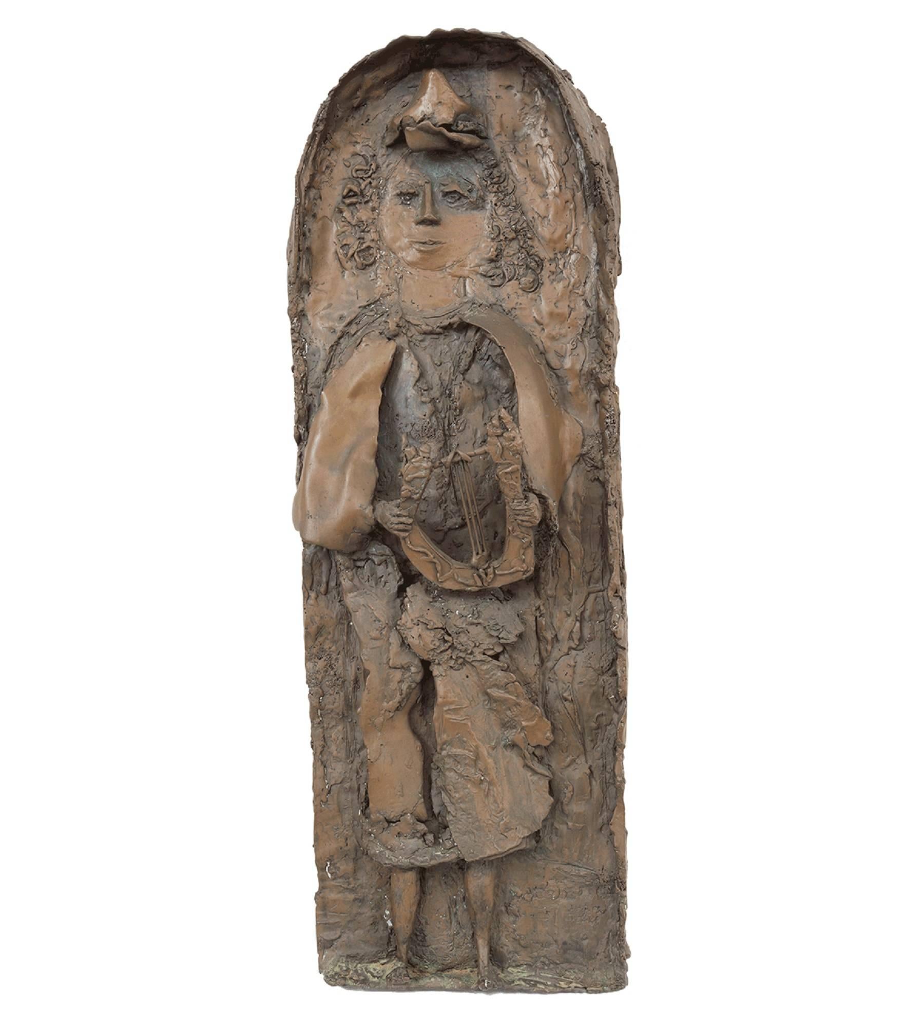 Figurative Sculpture Hana Geber - Plaque en bronze lourd, Jeune roi David avec harpe