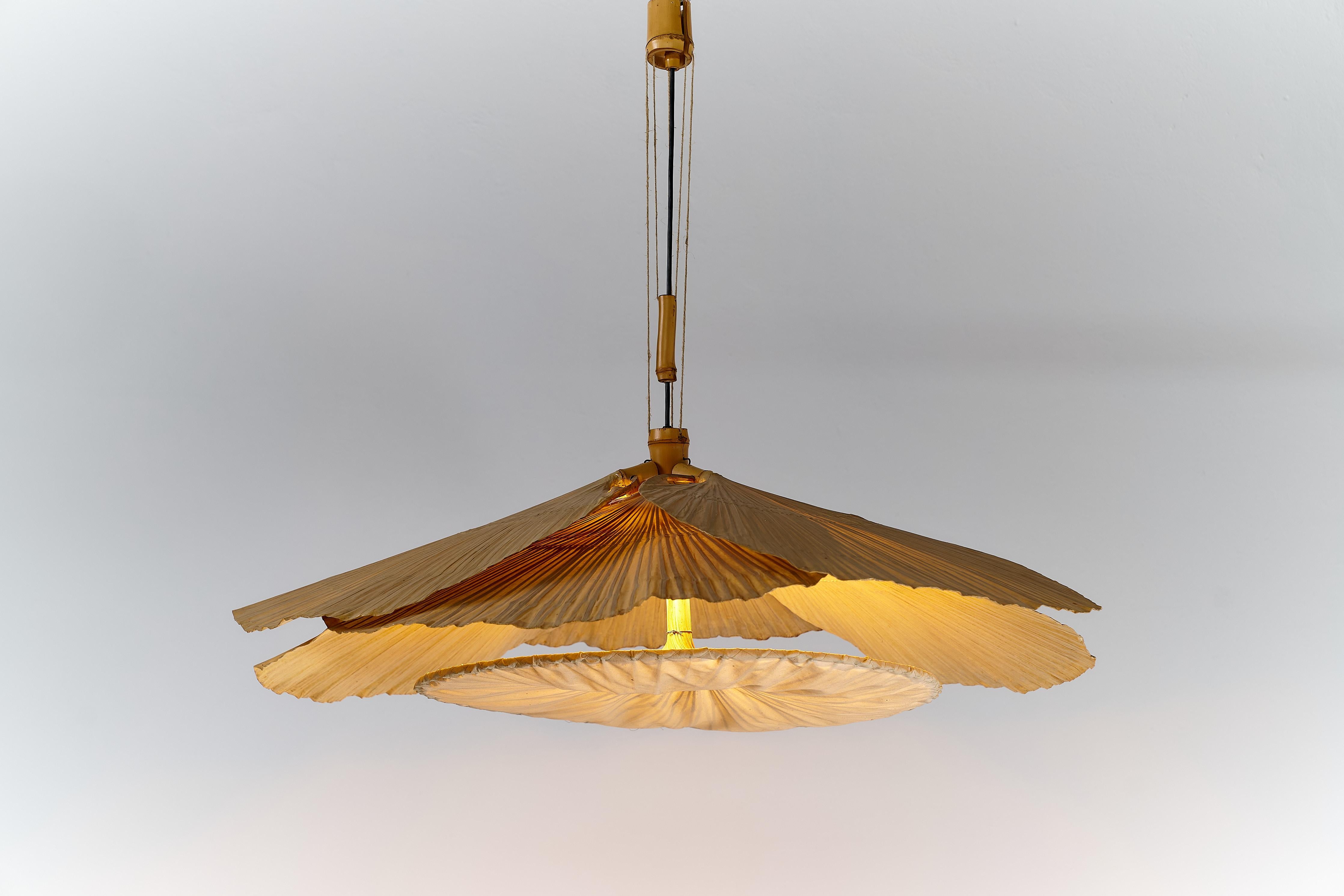 Cette lampe suspendue d'Ingo M-One de la série A&M, conçue pour Design/One en 1974, incarne l'esprit ludique et novateur du design des années 1970. Baptisé 