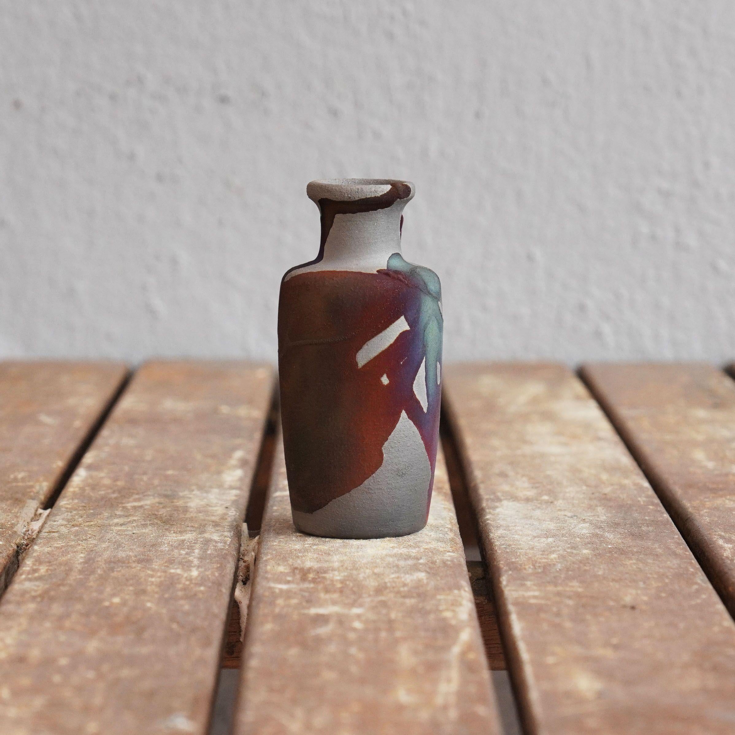 Mini vase Hana en céramique Raku et cuivre au carbone - cadeau de décoration intérieure fait à la main en vente 2