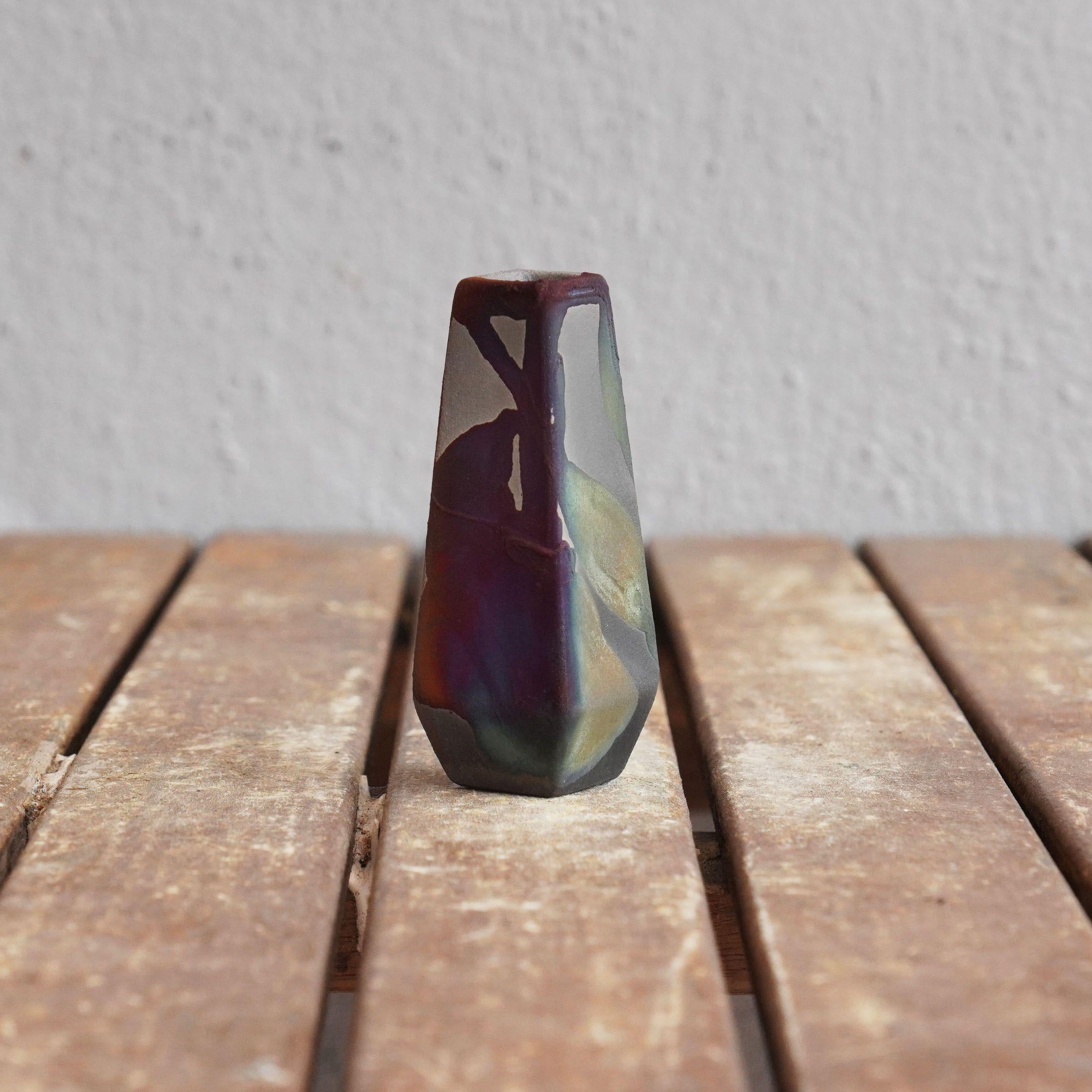 Mini vase Hana en céramique Raku et cuivre au carbone - cadeau de décoration intérieure fait à la main en vente 4