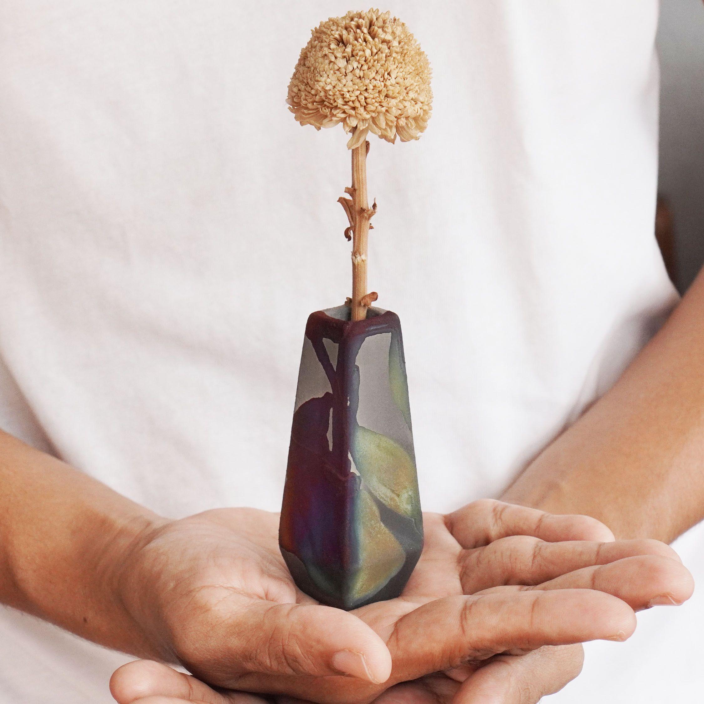 Mini vase Hana en céramique Raku et cuivre au carbone - cadeau de décoration intérieure fait à la main en vente 5