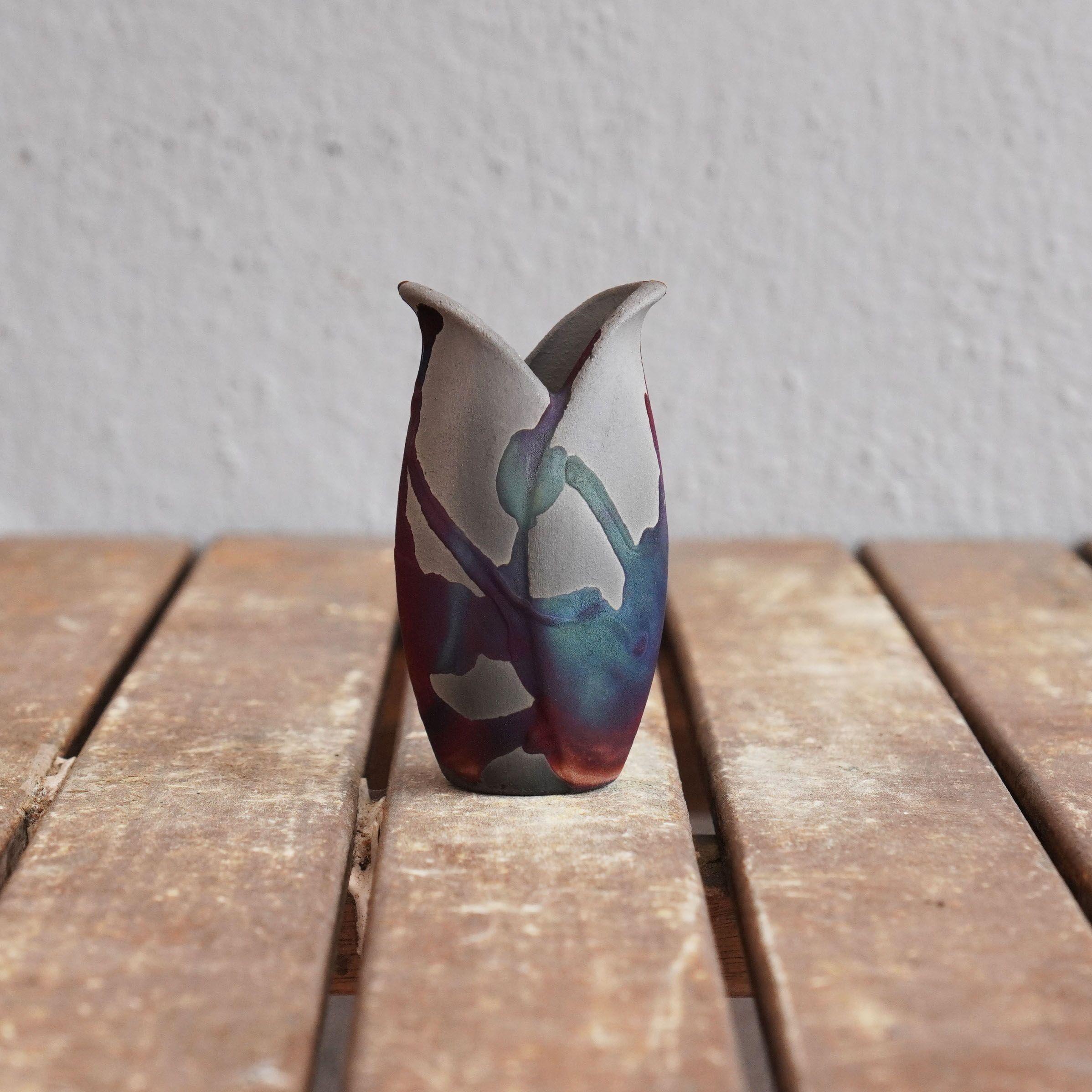 Hana ~ 花 Fleur

Notre set de mini-vases Hana contient 1 pièce de chaque forme en finition cuivre carbone. Chaque pièce est finie individuellement en utilisant la technique de cuisson raku.

Vous obtenez :

1x Hana F (Dimensions : 3.5 x 1.6