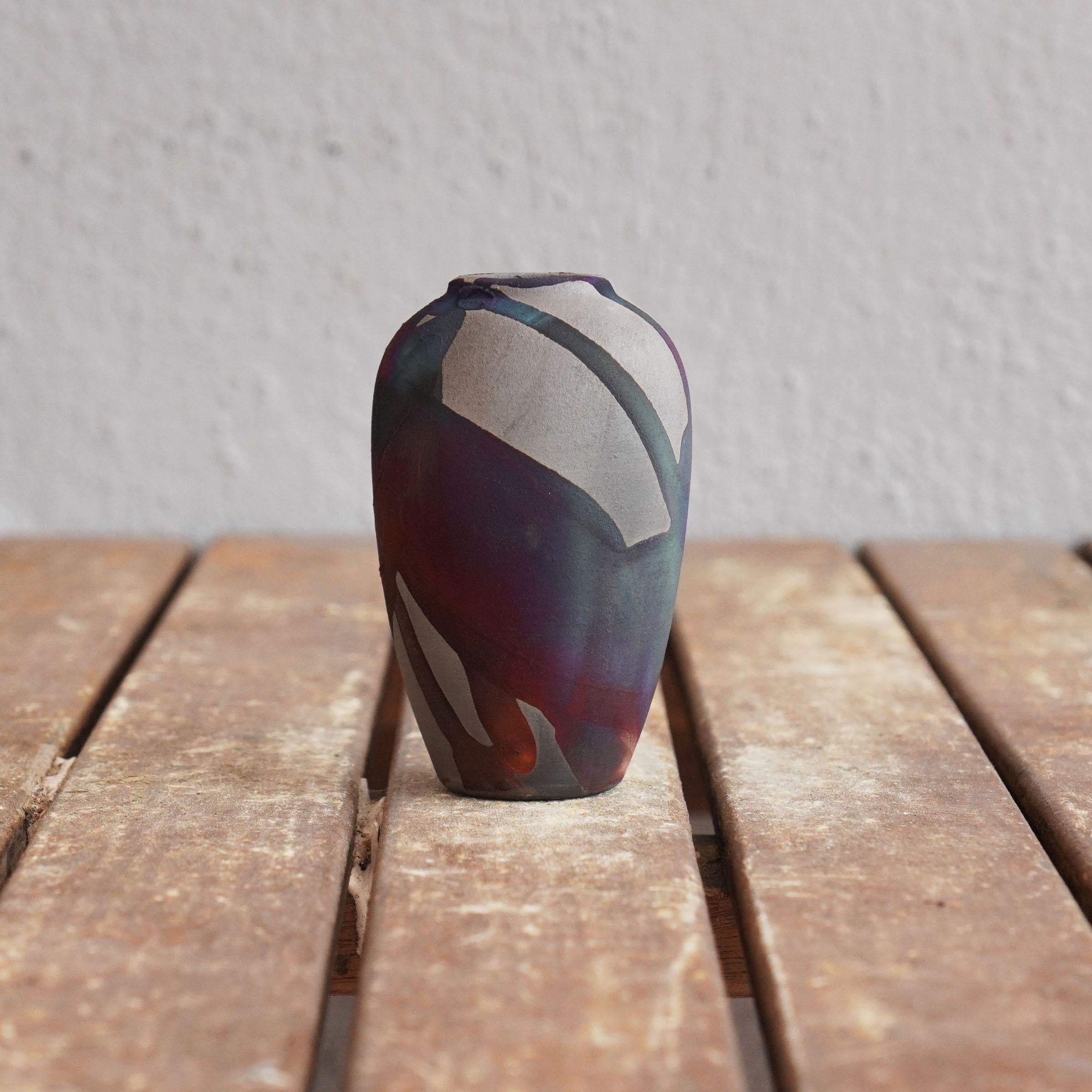 Malaisien Mini vase Hana en céramique Raku et cuivre au carbone - cadeau de décoration intérieure fait à la main en vente