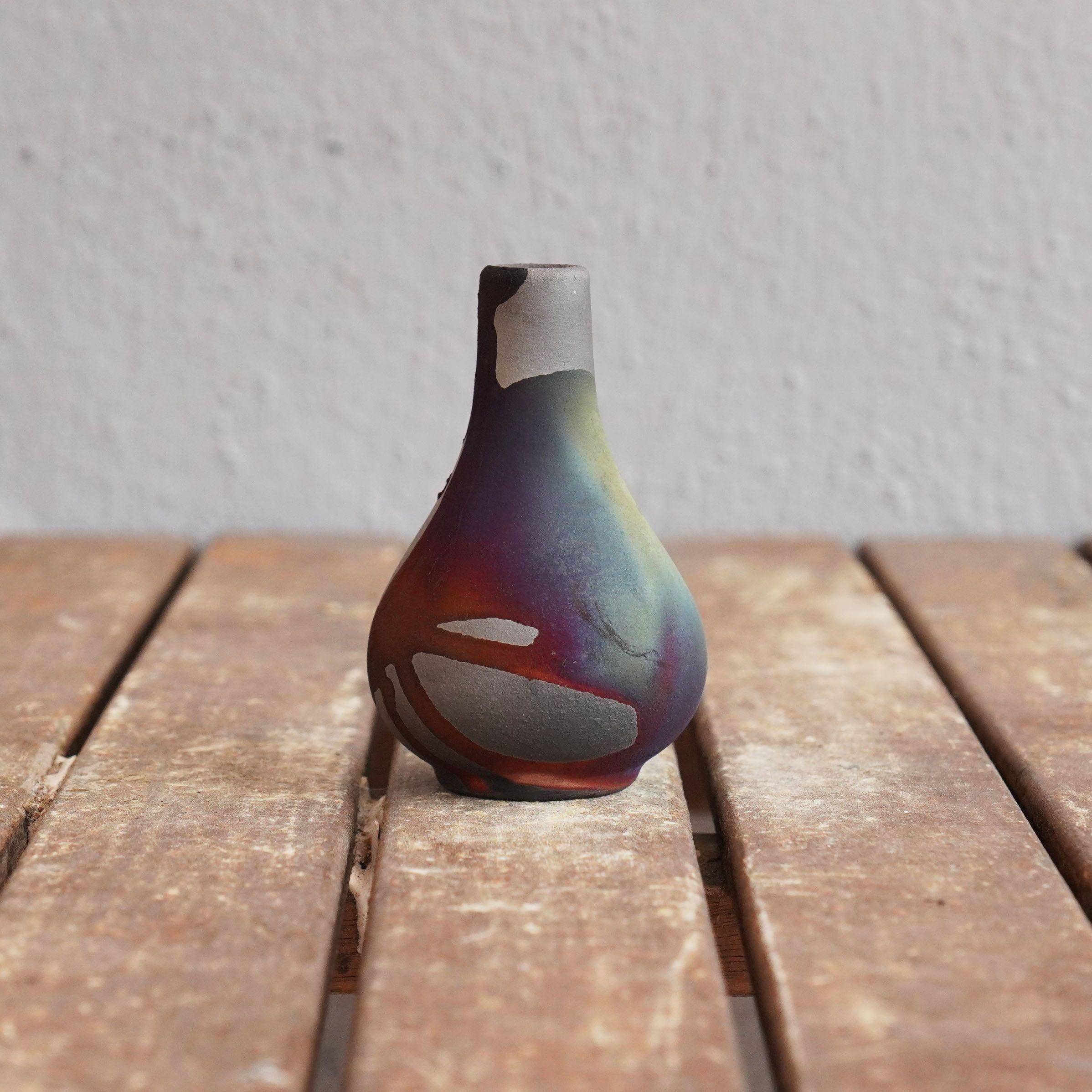 Céramique Mini vase Hana en céramique Raku et cuivre au carbone - cadeau de décoration intérieure fait à la main en vente