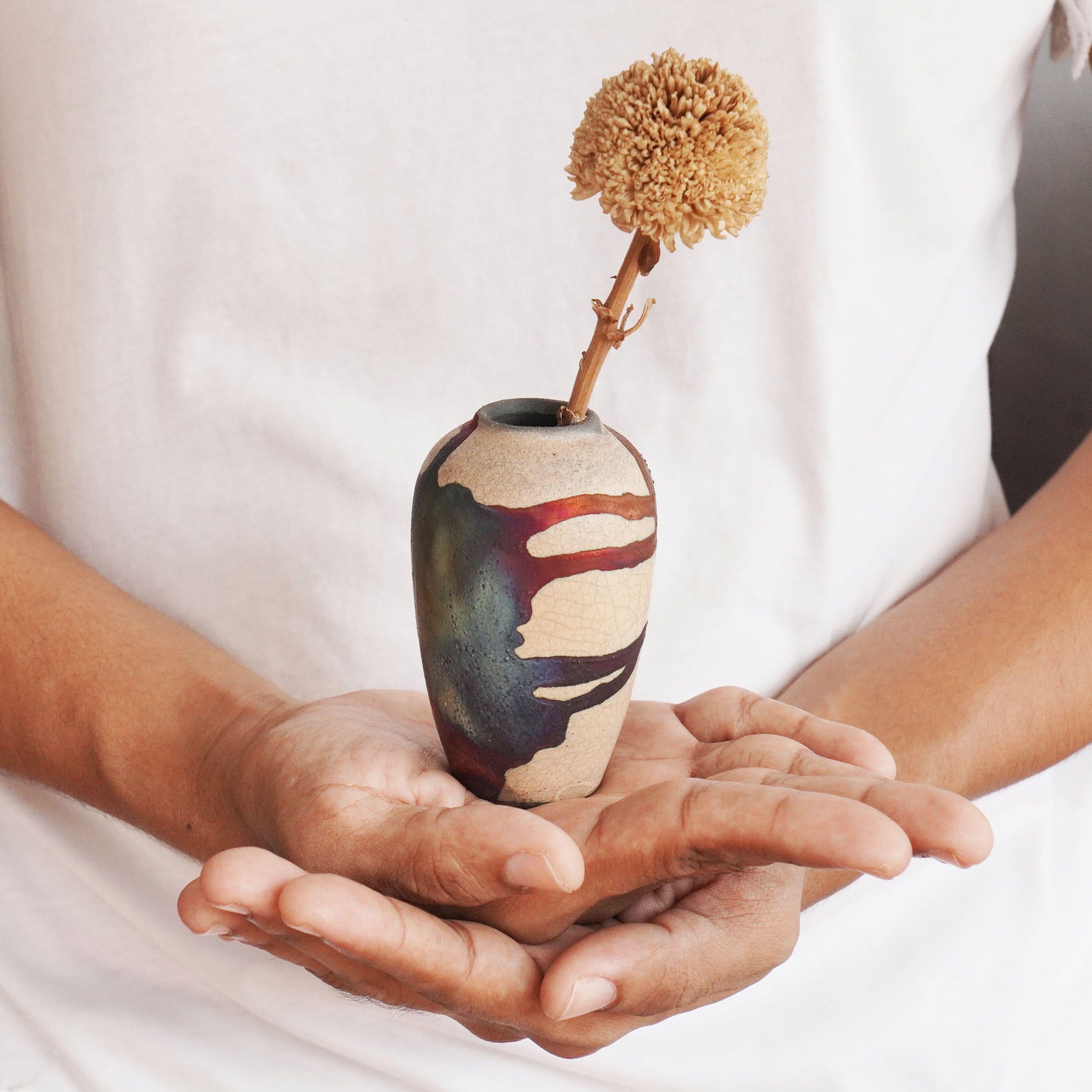 Cuit Mini vase Hana en céramique raku mat et demi cuivre - cadeau de décoration intérieure fait à la main en vente