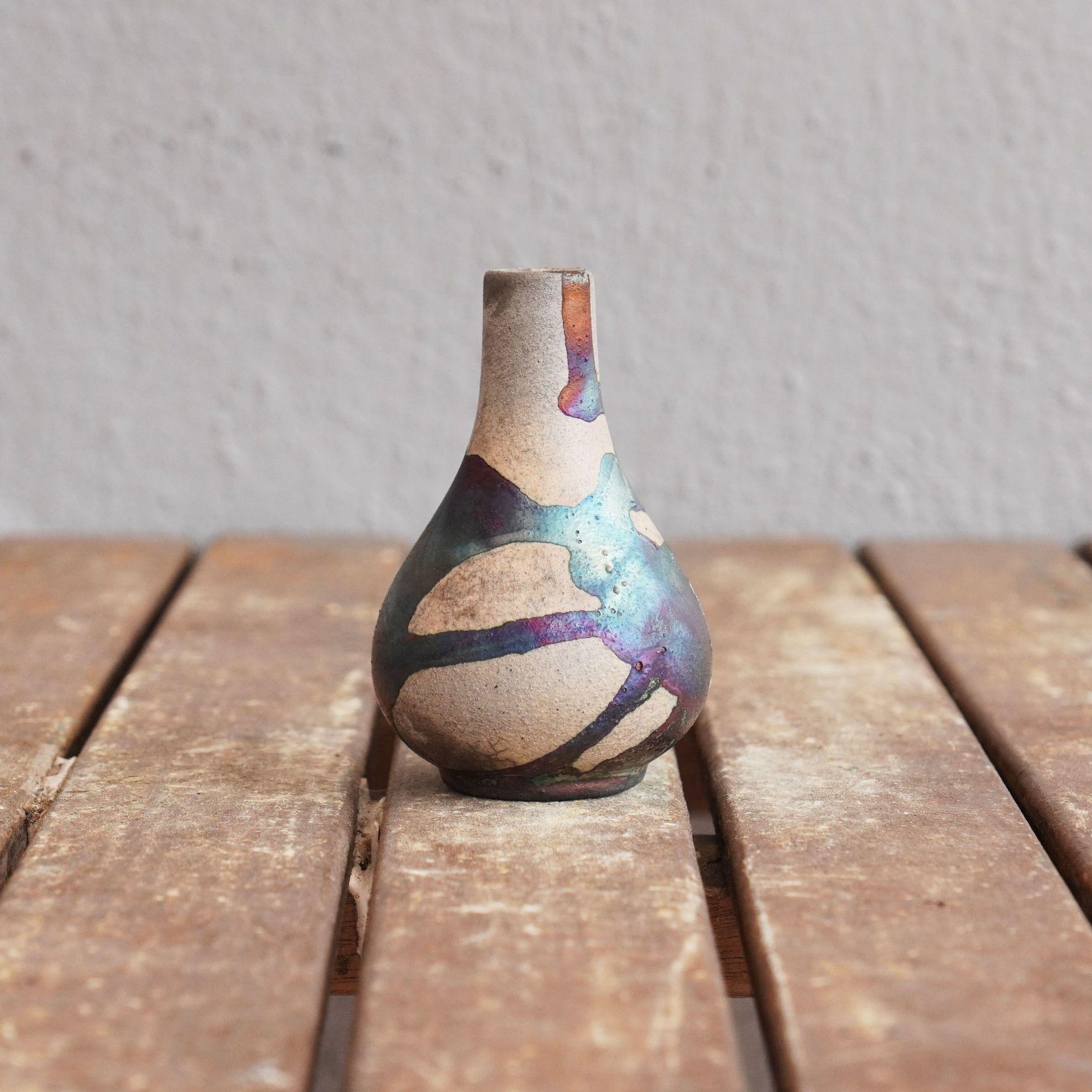 Céramique Mini vase Hana en céramique raku mat et demi cuivre - cadeau de décoration intérieure fait à la main en vente