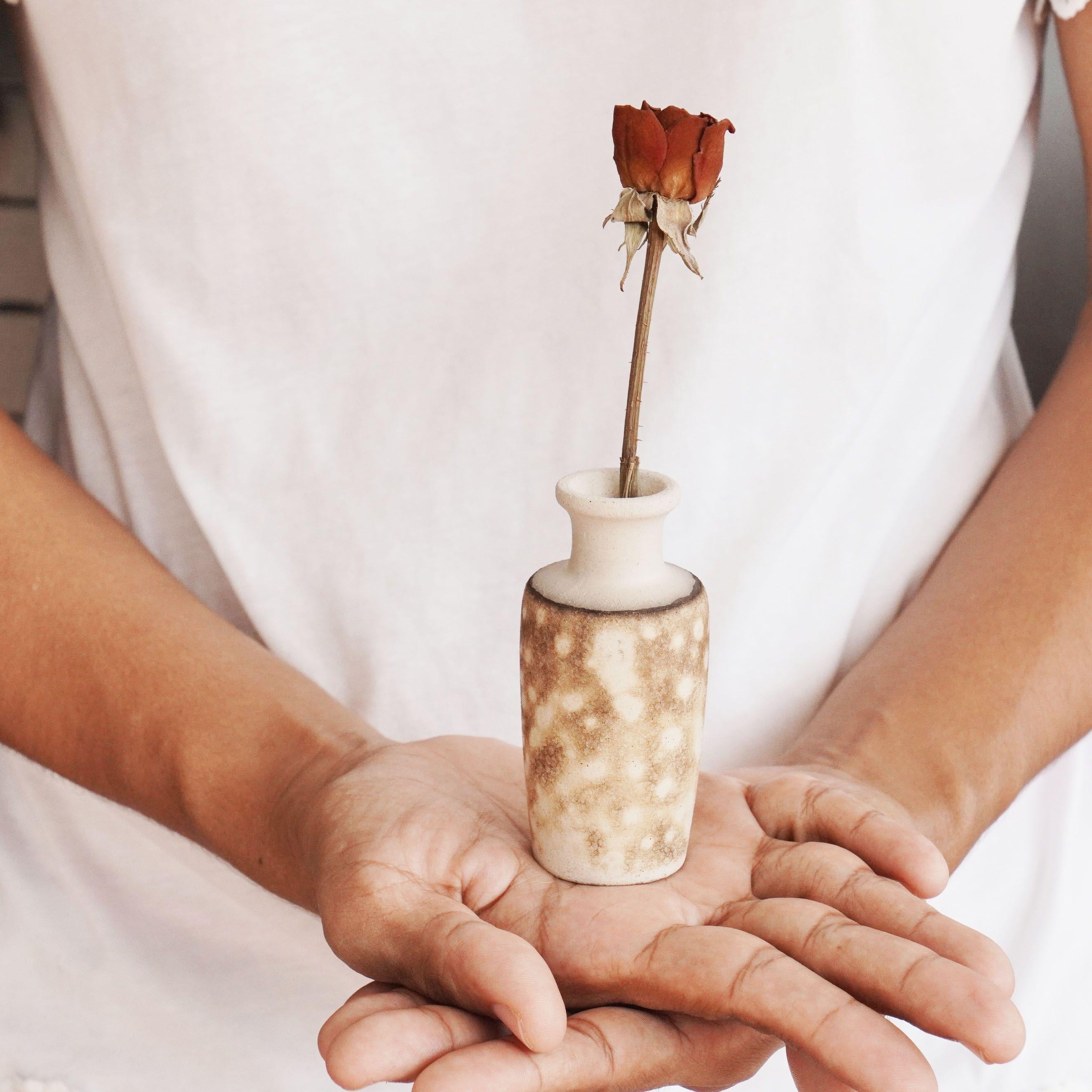 Mini vase Hana en céramique Raku, cadeau de décoration intérieure fait main en vente 3