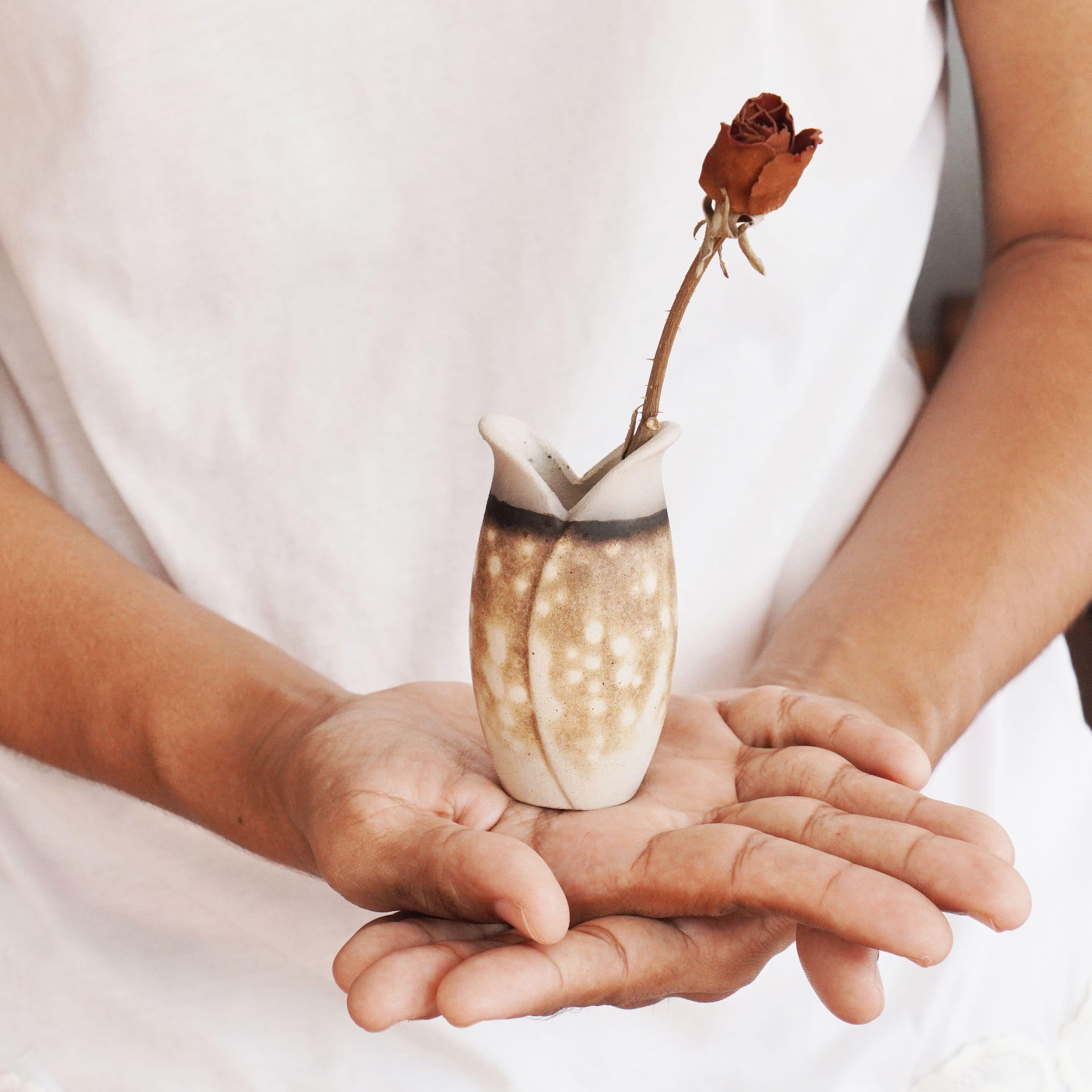 Moderne Mini vase Hana en céramique Raku, cadeau de décoration intérieure fait main en vente