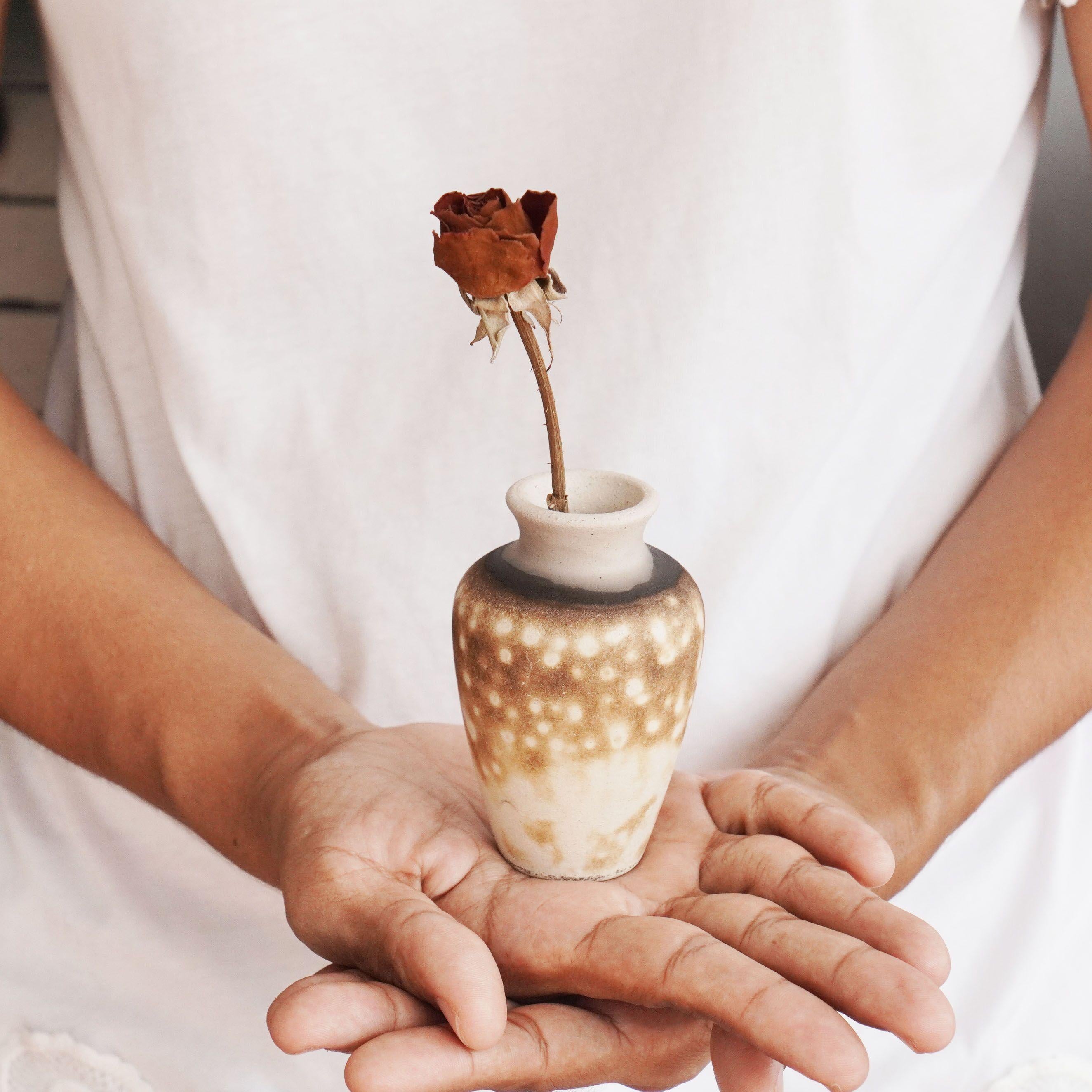 XXIe siècle et contemporain Mini vase Hana en céramique Raku, cadeau de décoration intérieure fait main en vente