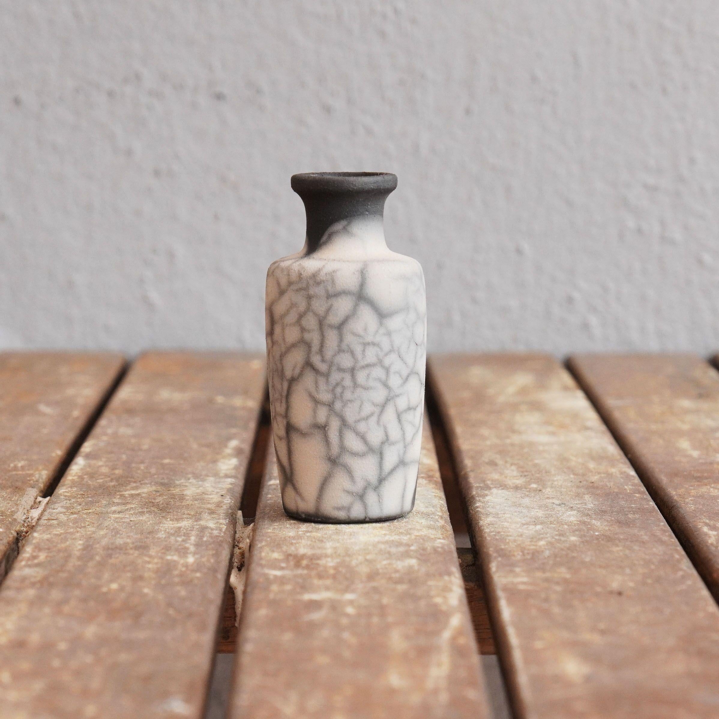 Mini vase Hana en céramique Raku fumée, cadeau de décoration intérieure fait à la main en vente 2