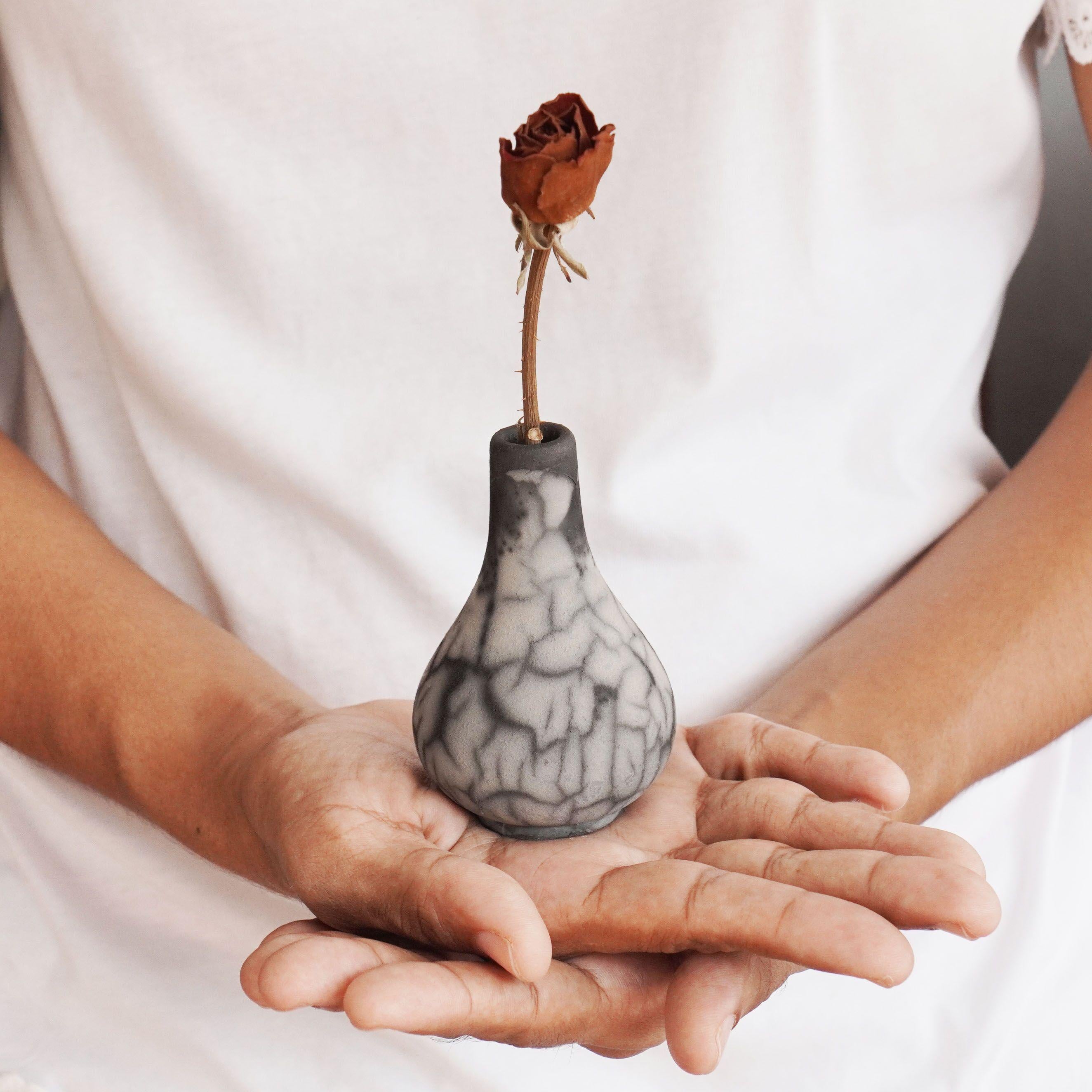 Mini vase Hana en céramique Raku fumée, cadeau de décoration intérieure fait à la main en vente 1