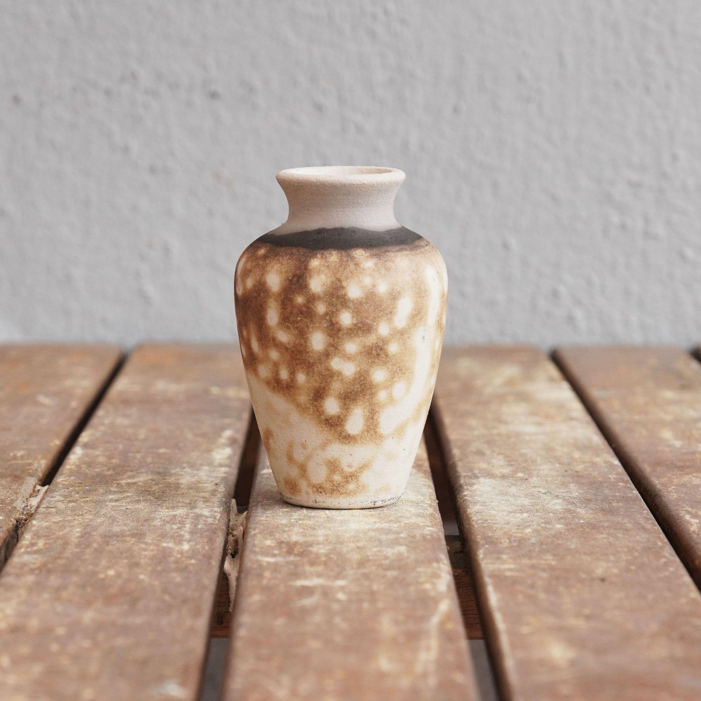 Hana O ~ 花 Flower 

Our Hana O mini raku vase bears a classical pottery vase shape and is suitable for wide headed single stalk flowers. This vase makes for an adorable gift or a tabletop decorative piece that truly stands out. Each piece is