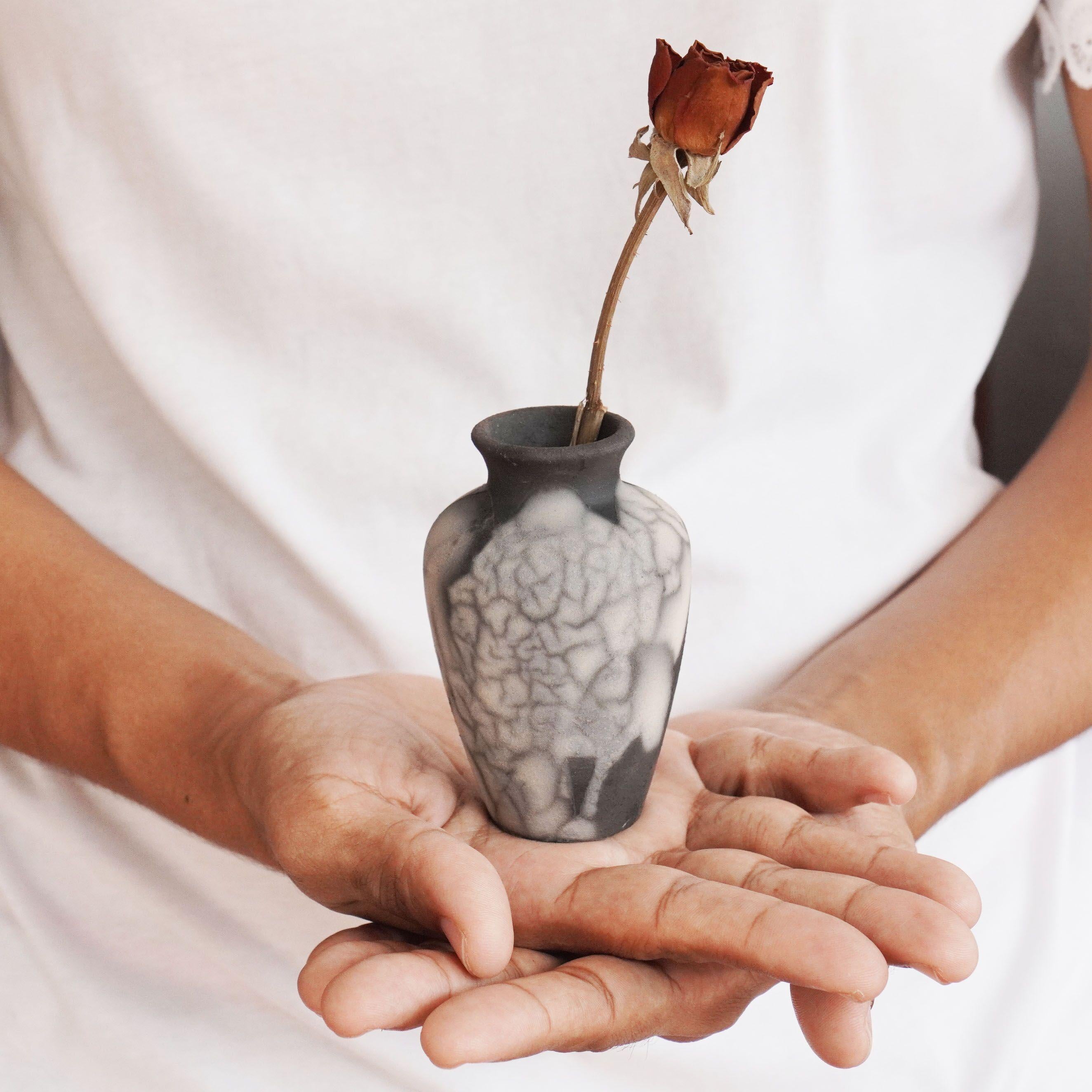 Hana O ~ 花 Flower. 

Our Hana O mini raku vase bears a classical pottery vase shape and is suitable for wide headed single stalk flowers. This vase makes for an adorable gift or a tabletop decorative piece that truly stands out. Each piece is
