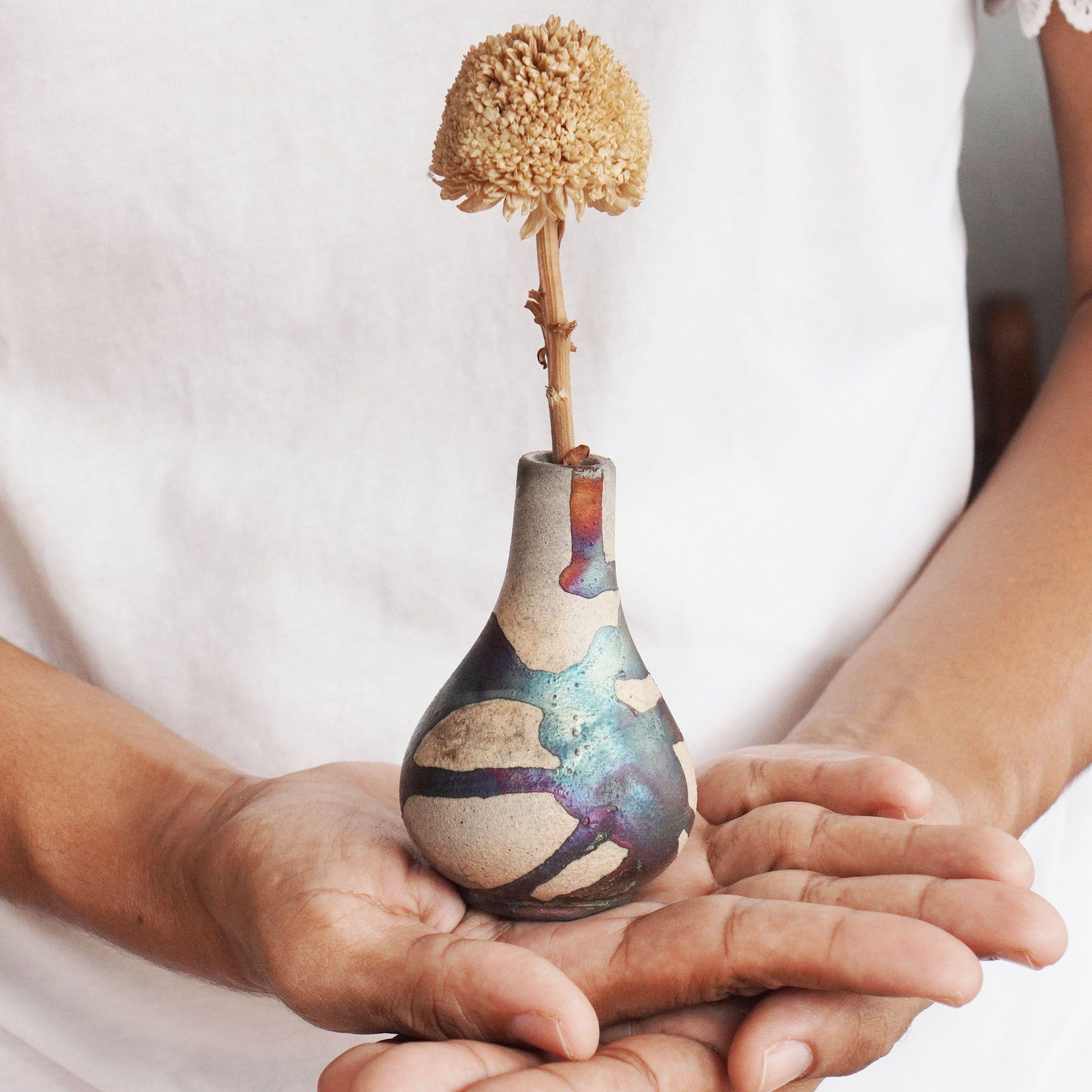 Hana W ~ 花 Flower 

Our Hana W mini raku vase is an expression of a classical vase shape in a miniature form. This vase makes for an adorable gift or a tabletop decorative piece that truly stands out. Each piece is individually finished using the