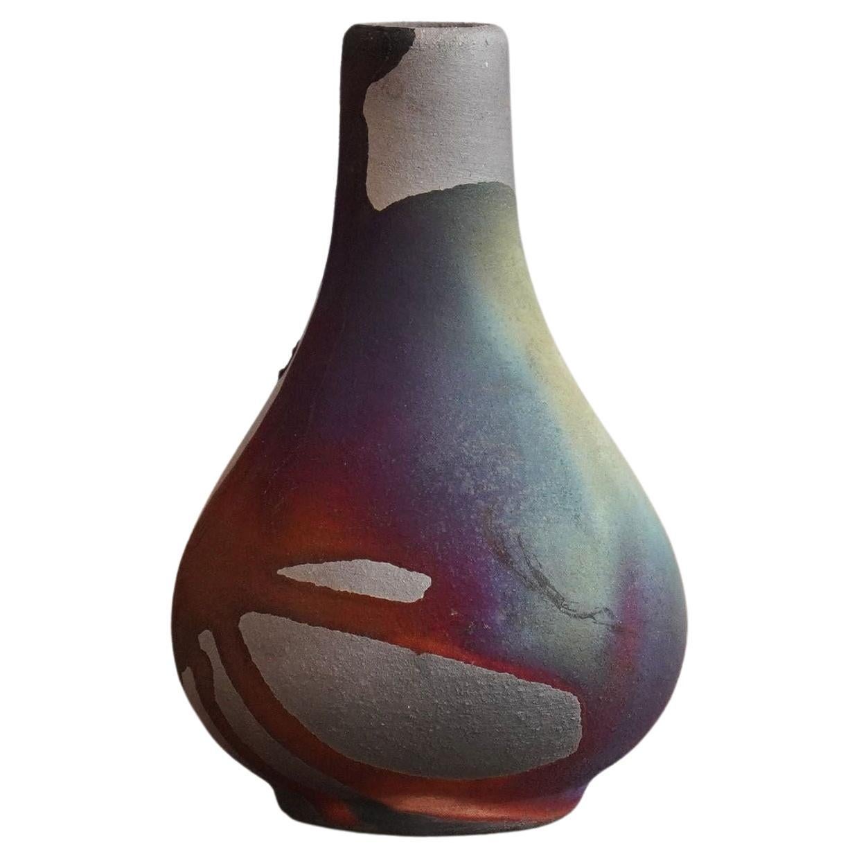 Mini vase Hana W en céramique Raku et cuivre au carbone, cadeau de décoration intérieure fait à la main en vente