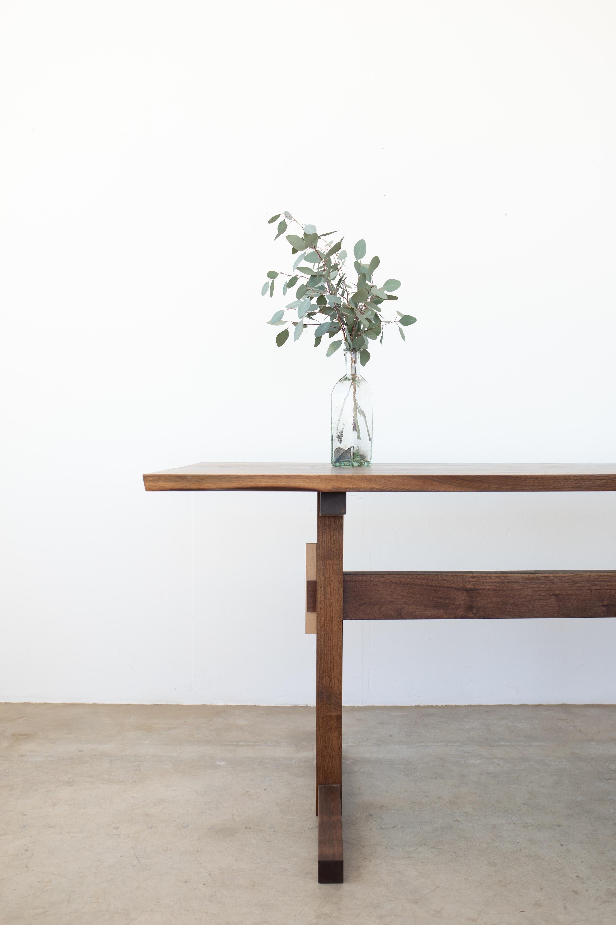 La table de salle à manger Hana Trestle est notre interprétation de la forme classique des tréteaux, chère aux Shakers et à leurs lointains cousins ébénistes, les Japonais, qui ont réinterprété le design de la plus belle des manières.

Chaque table