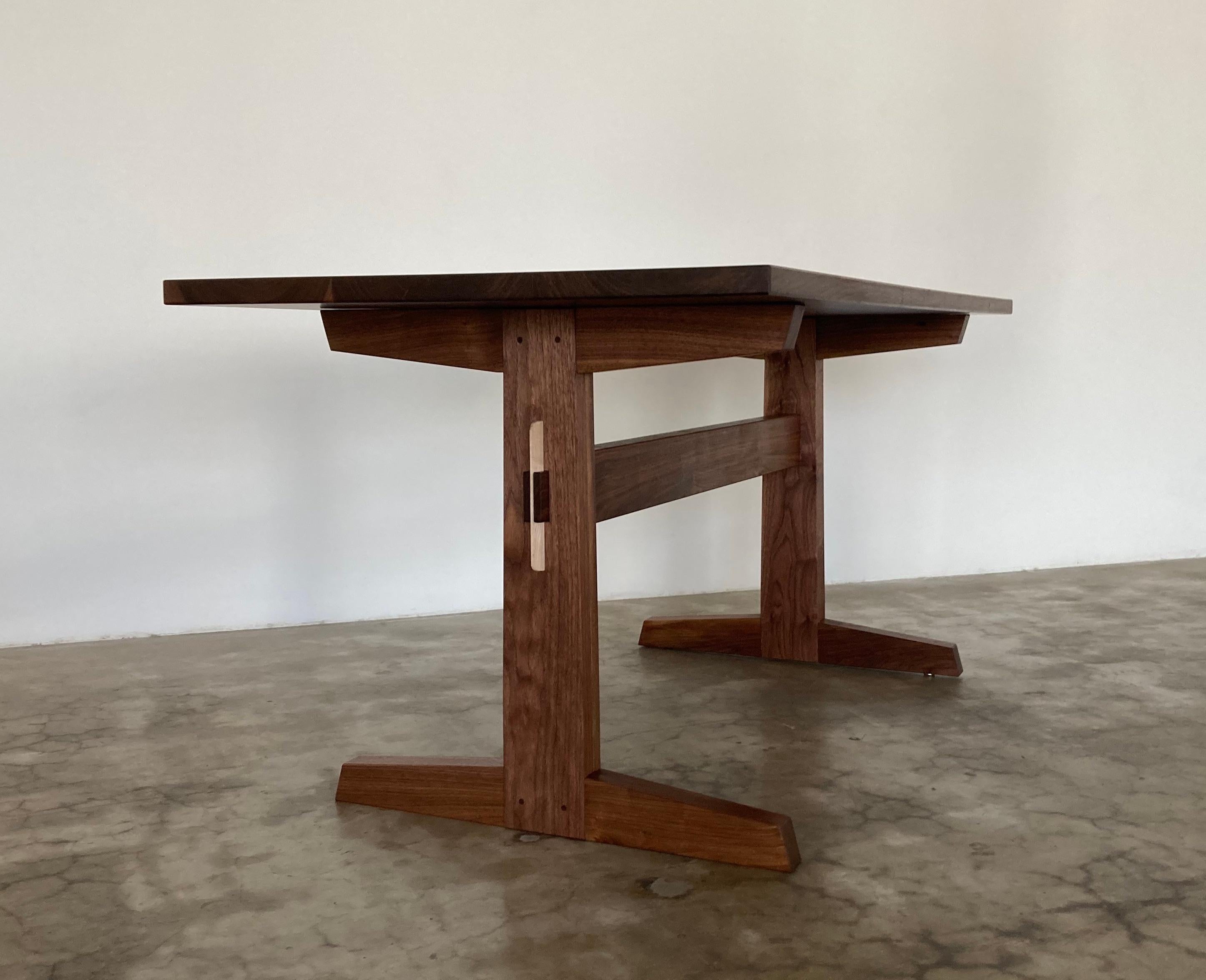 Table de salle à manger à tréteaux en noyer Hana Or en stock Neuf - En vente à Los Angeles, CA