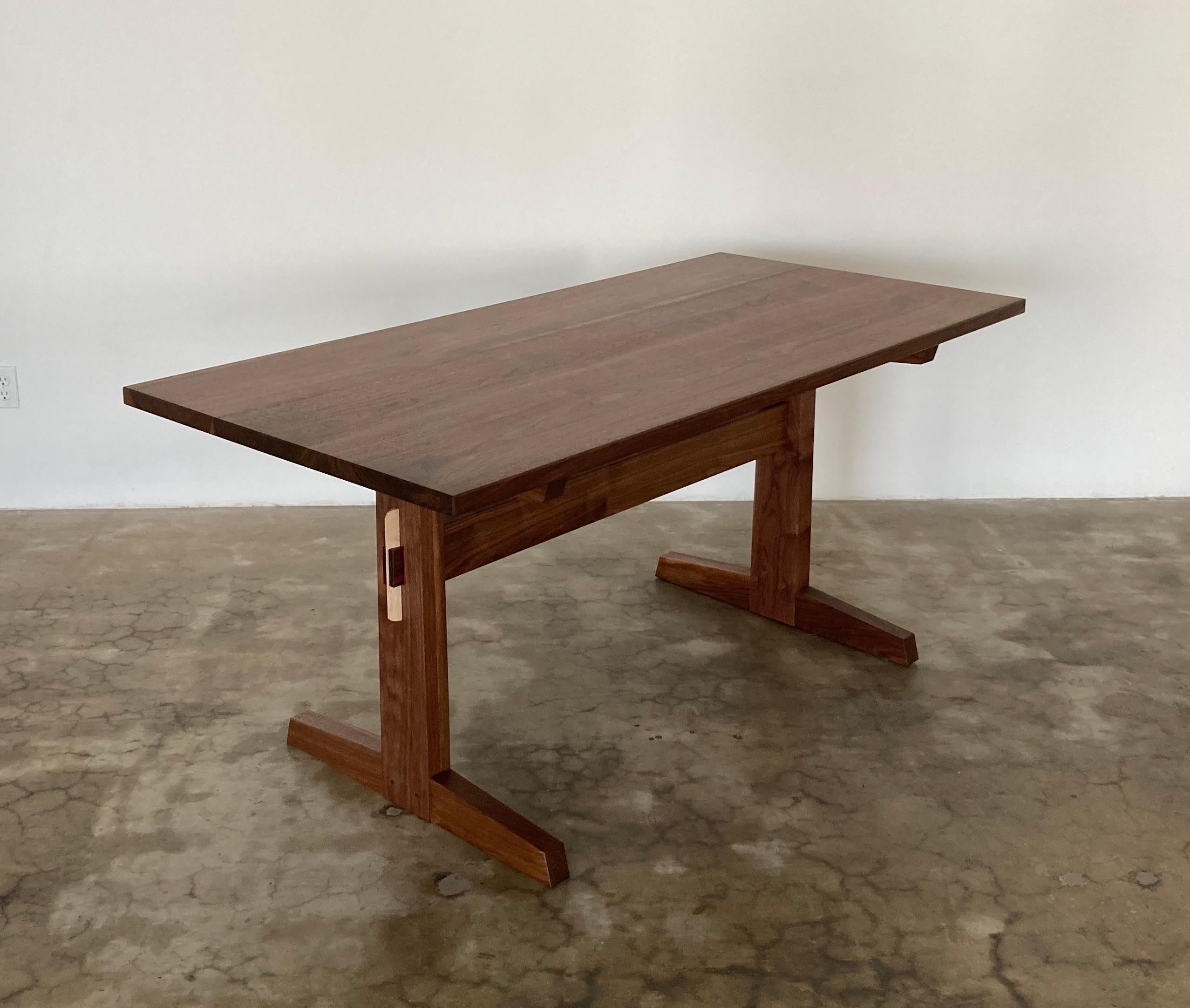 XXIe siècle et contemporain Table de salle à manger à tréteaux en noyer Hana Or en stock en vente