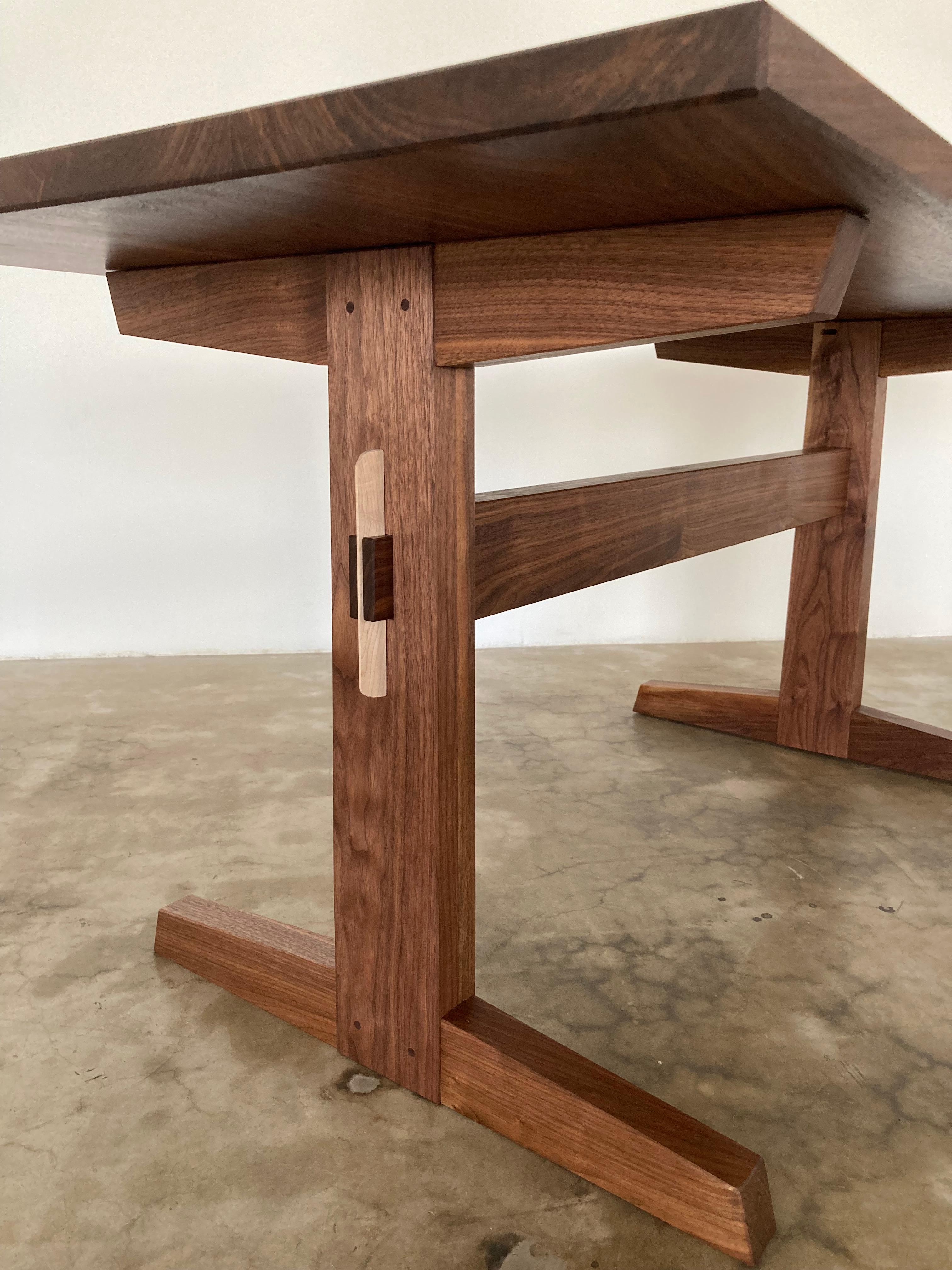 Noyer Table de salle à manger à tréteaux en noyer Hana Or en stock en vente