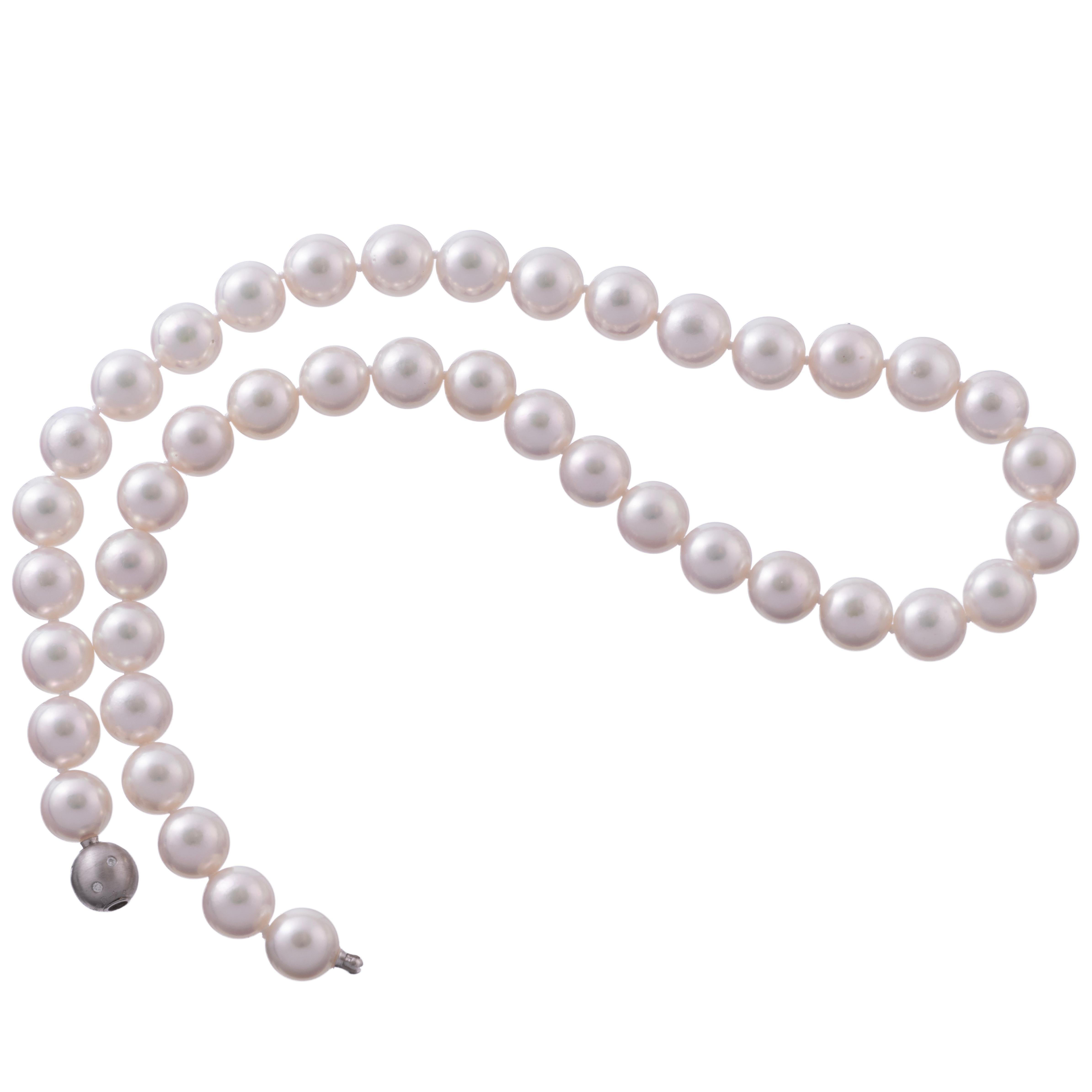 Here we have a truly exceptional strand of Akoya pearls. It is important to note Akoya pearls above 9mm become extremely rare. When you couple that with the fact that only 10% of pearls are considered 