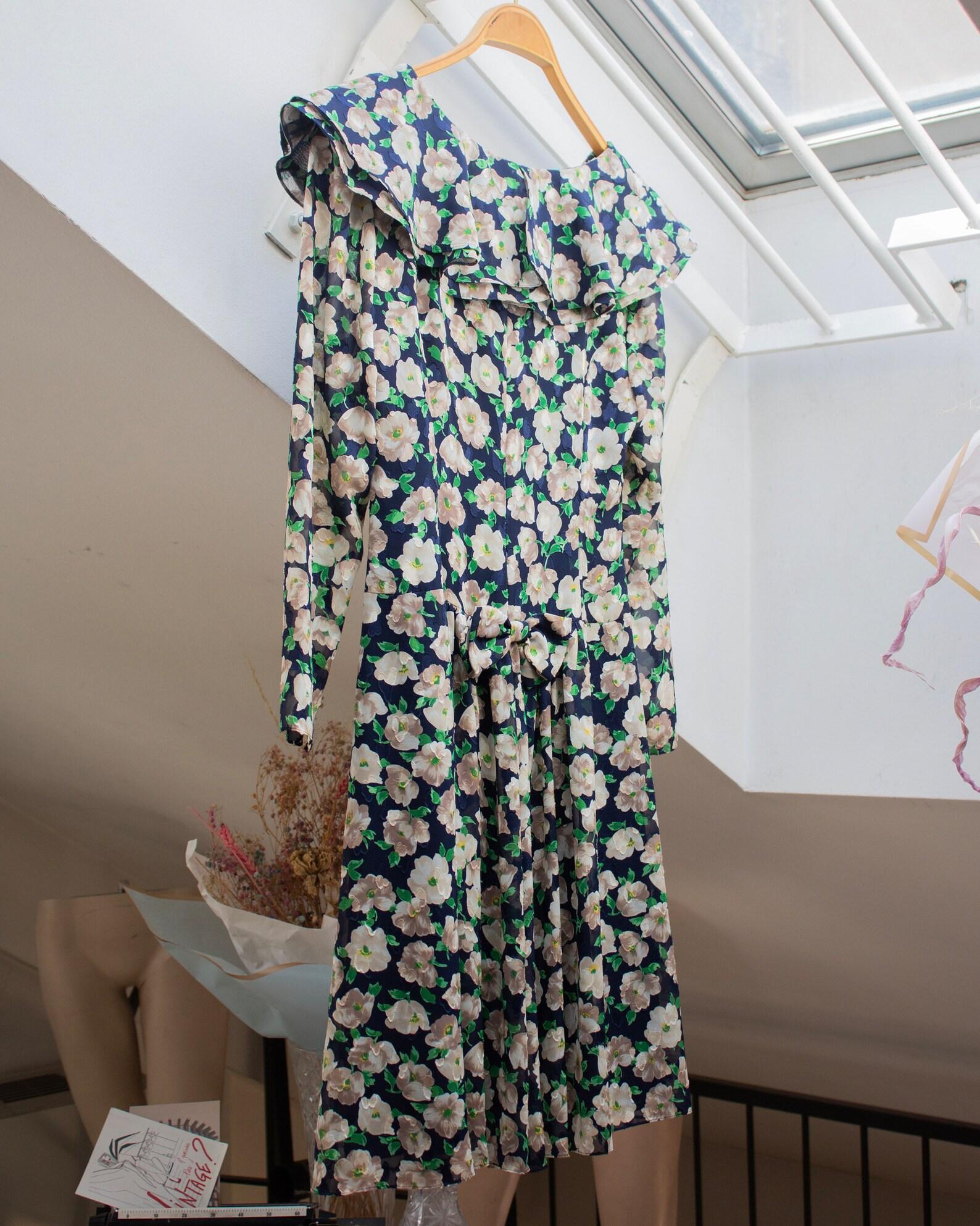 Hanae Mori 1980's silk and velvet floral pattern ruffle neck fit flare dress  In Good Condition For Sale In Milano, IT