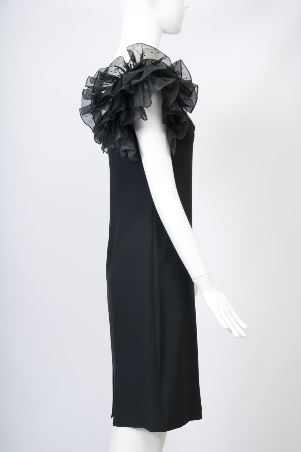 Hanae Mori Vestido negro de crepé con mangas de volantes en venta 1