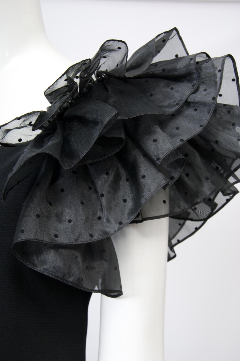 Hanae Mori Vestido negro de crepé con mangas de volantes en venta 2