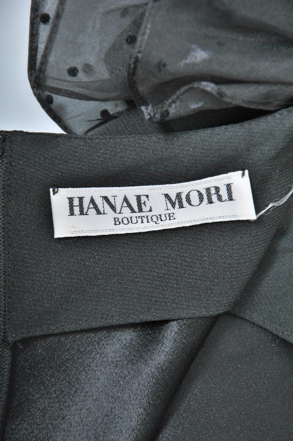 Hanae Mori Vestido negro de crepé con mangas de volantes en venta 4