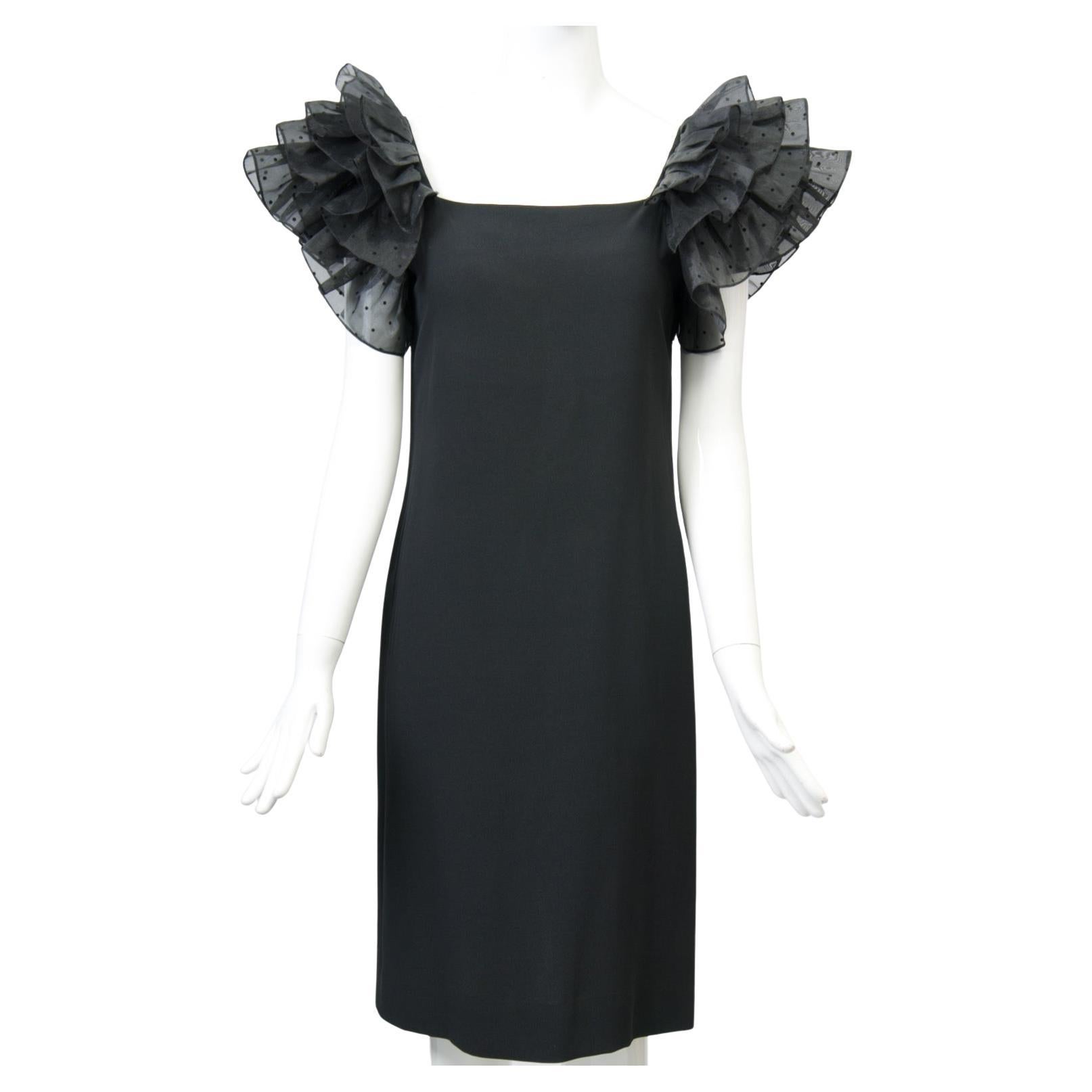 Hanae Mori Vestido negro de crepé con mangas de volantes en venta