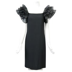 Hanae Mori Vestido negro de crepé con mangas de volantes