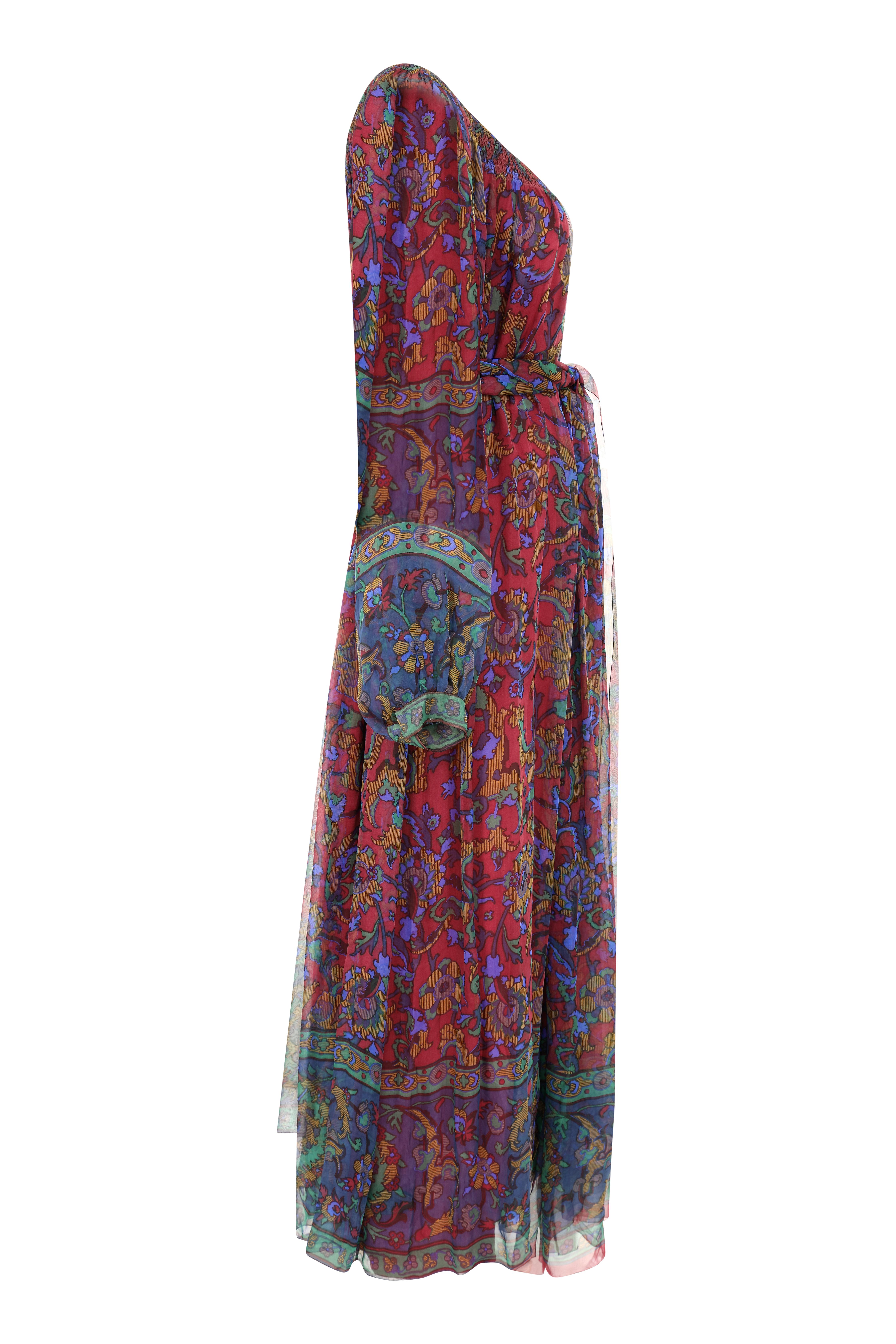 Espléndido y raro vestido de alta costura de gasa burdeos de principios de Hanae Mori.  Este vestido es de época de finales de los 70 o principios de los 80 y perteneció formalmente a la esposa de un embajador. El motivo es un sutil estampado floral