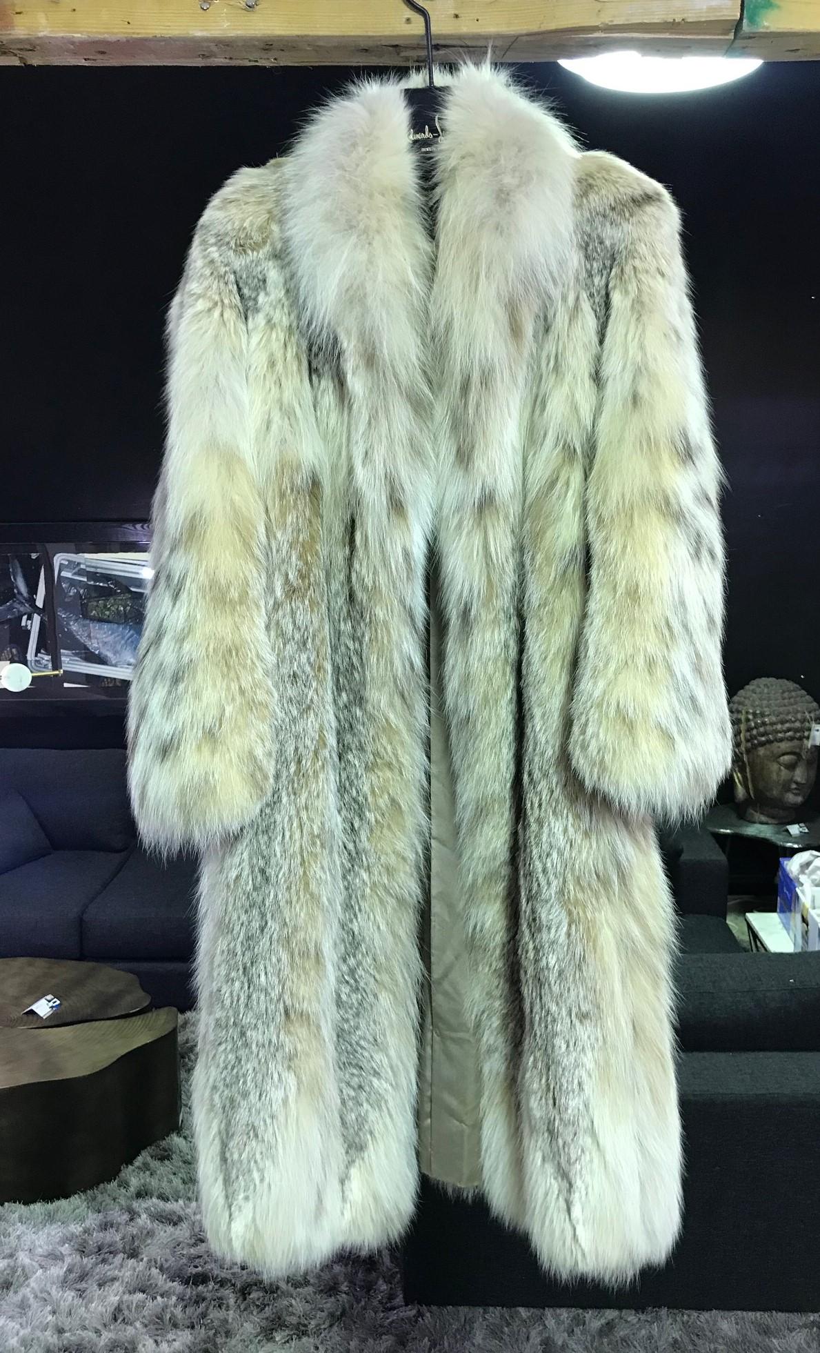 A beautiful vintage full fur coat (we have been told this is lynx) with silk interior by famed 20th-century Japanese designer Hanae Mori. Interior with all the proper maker's labels and previous owner's stitched initials. 

Hanae Mori is one of