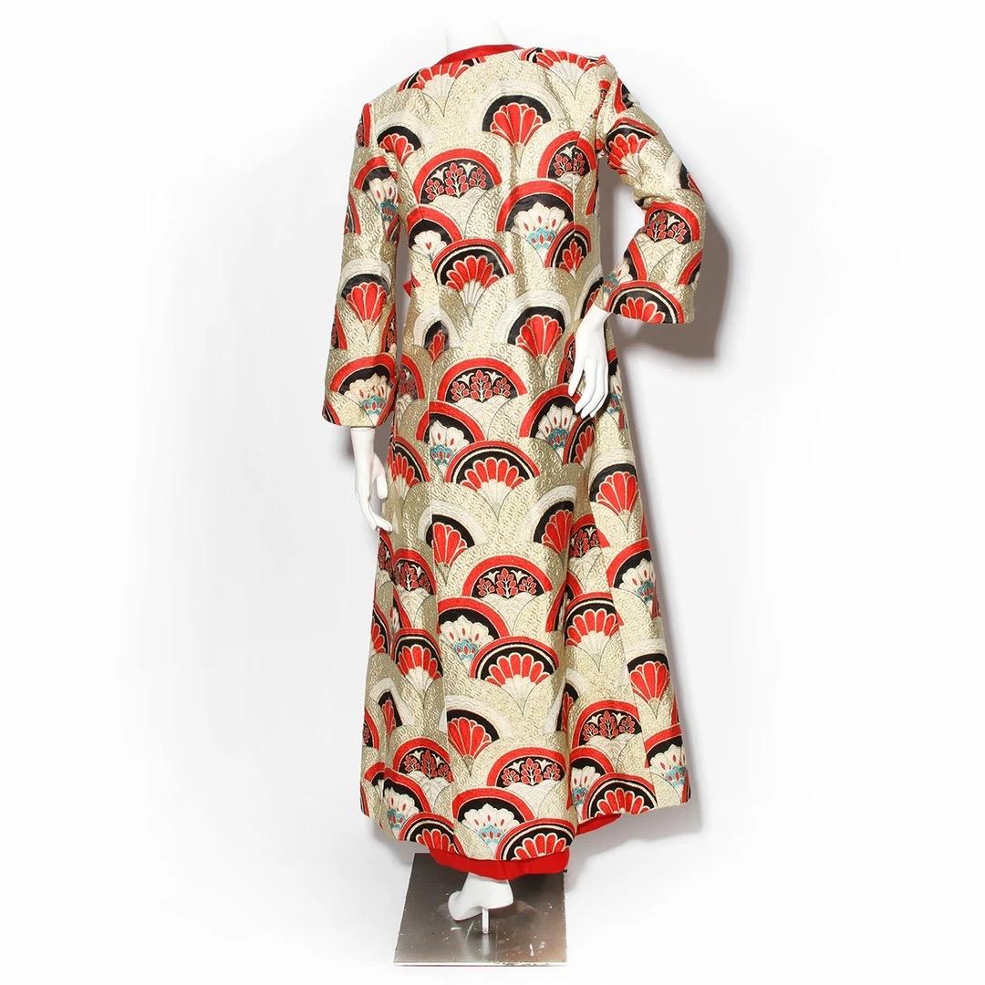 Kimono-Kleid-Set von Hanae Mori 
Ungefähr 1970er Jahre 
Rotes Satinkleid 
Schwarzes Schleifendetail am Rücken 
Seitlicher Reißverschluss
Mehrfarbiger, strukturierter Kimono mit rotem Satin gefüttert 
Fächermuster in Gold, Rot, Schwarz und