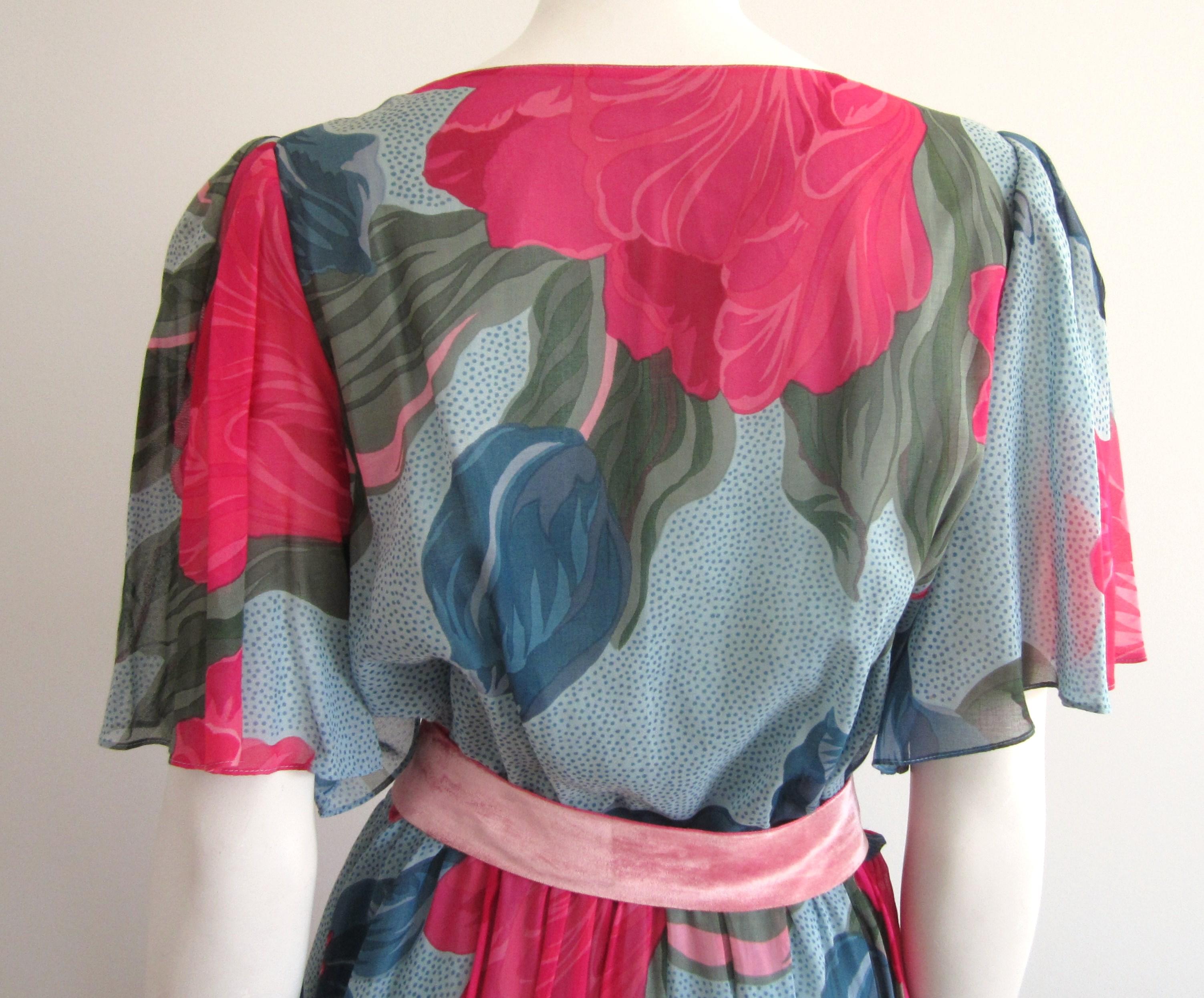  Hanae Mori REDS & Blue Floral Printed  Dress 1980s Vintage  For Sale 2